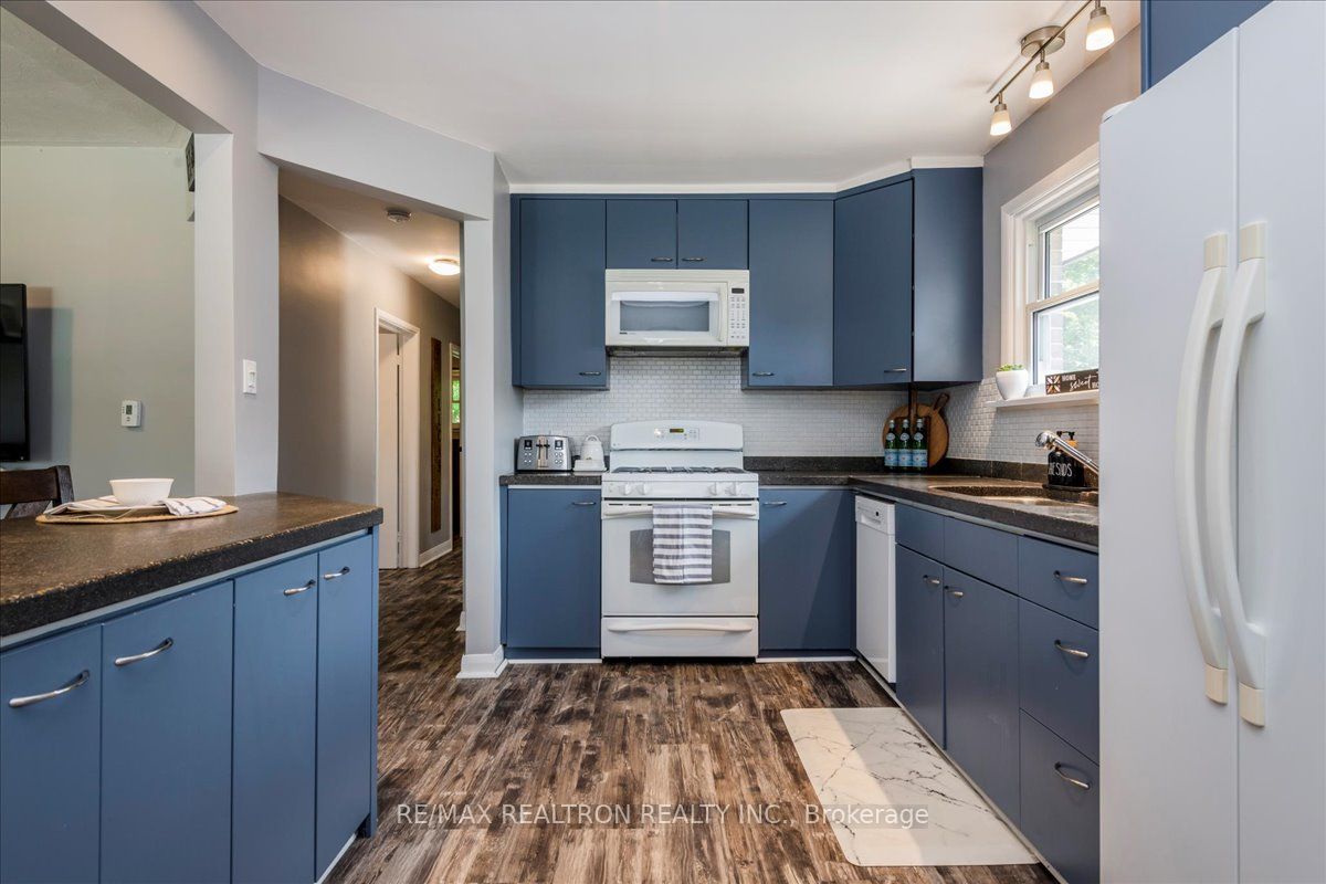 467 Irwin Street Property Photo 11