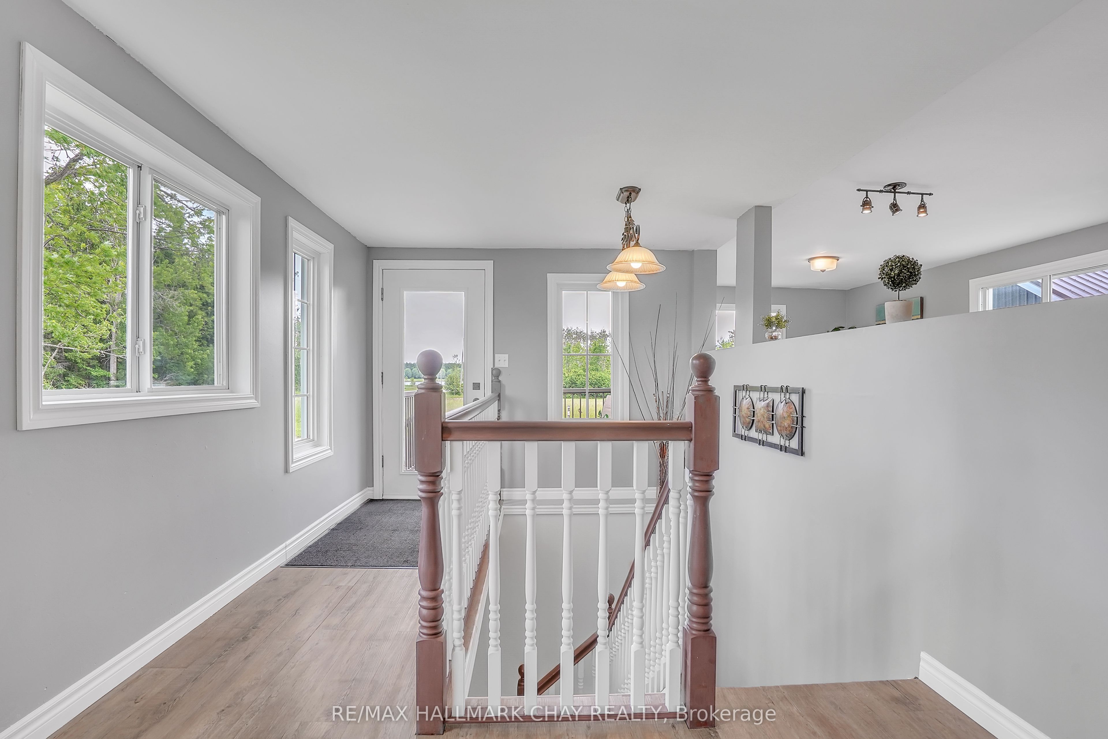 2533 Flos 3 Road W Property Photo 3