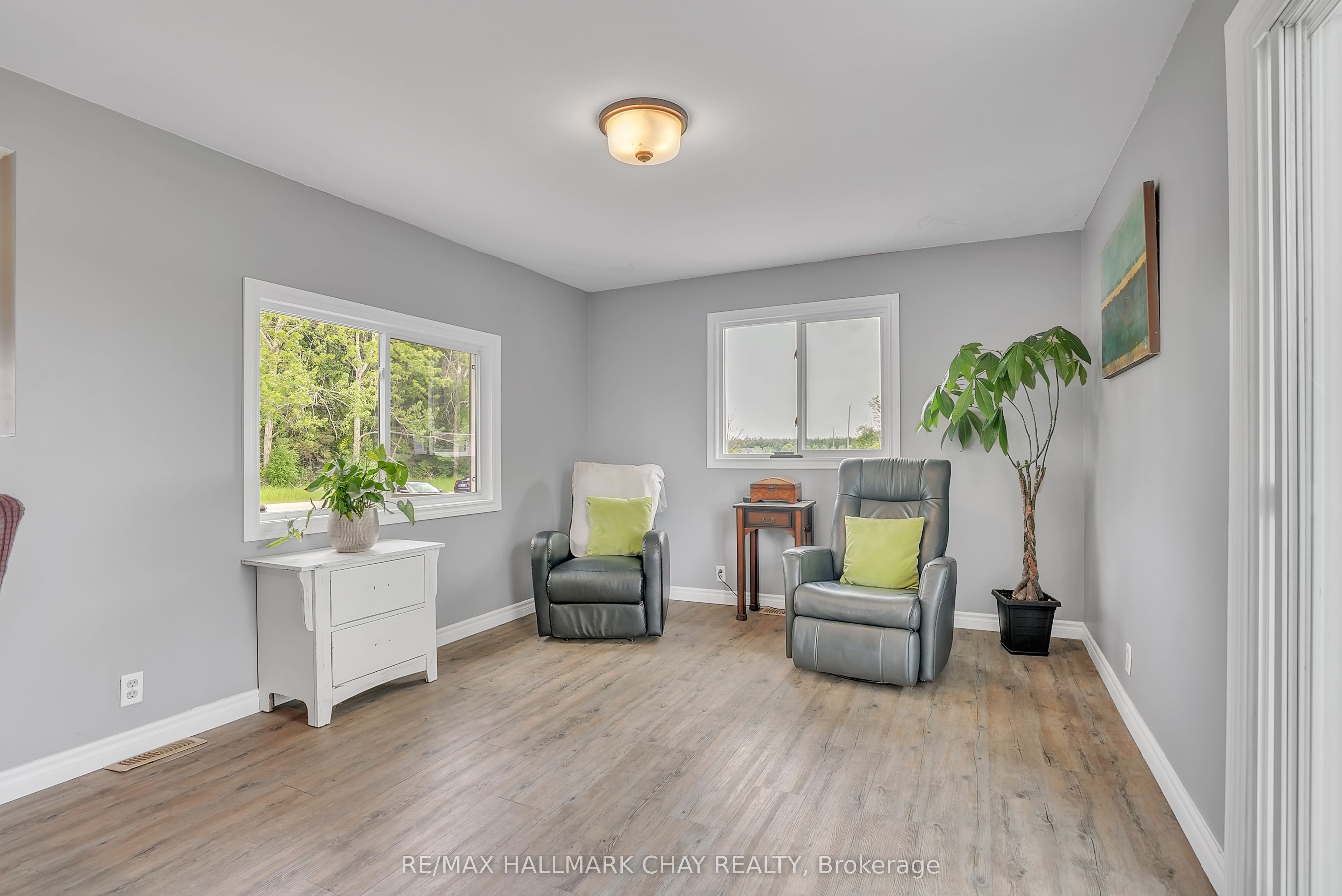 2533 Flos 3 Road W Property Photo 4