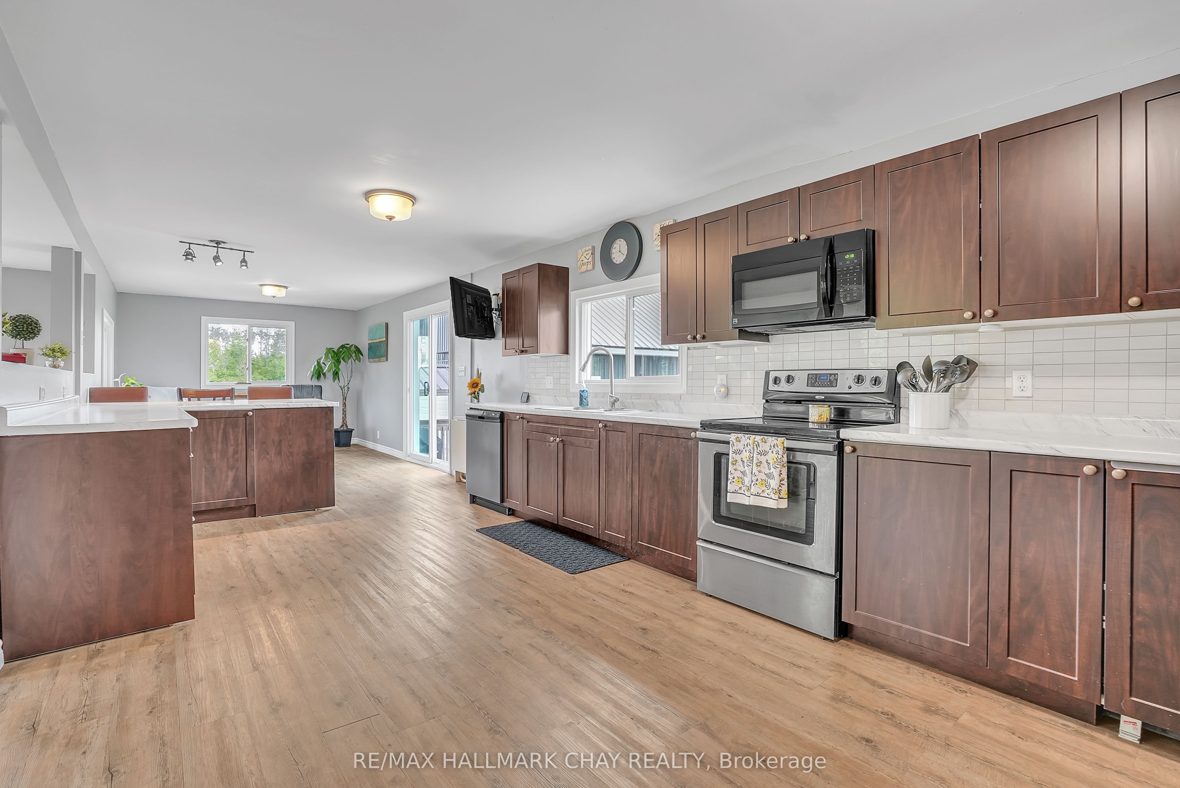 2533 Flos 3 Road W Property Photo 5