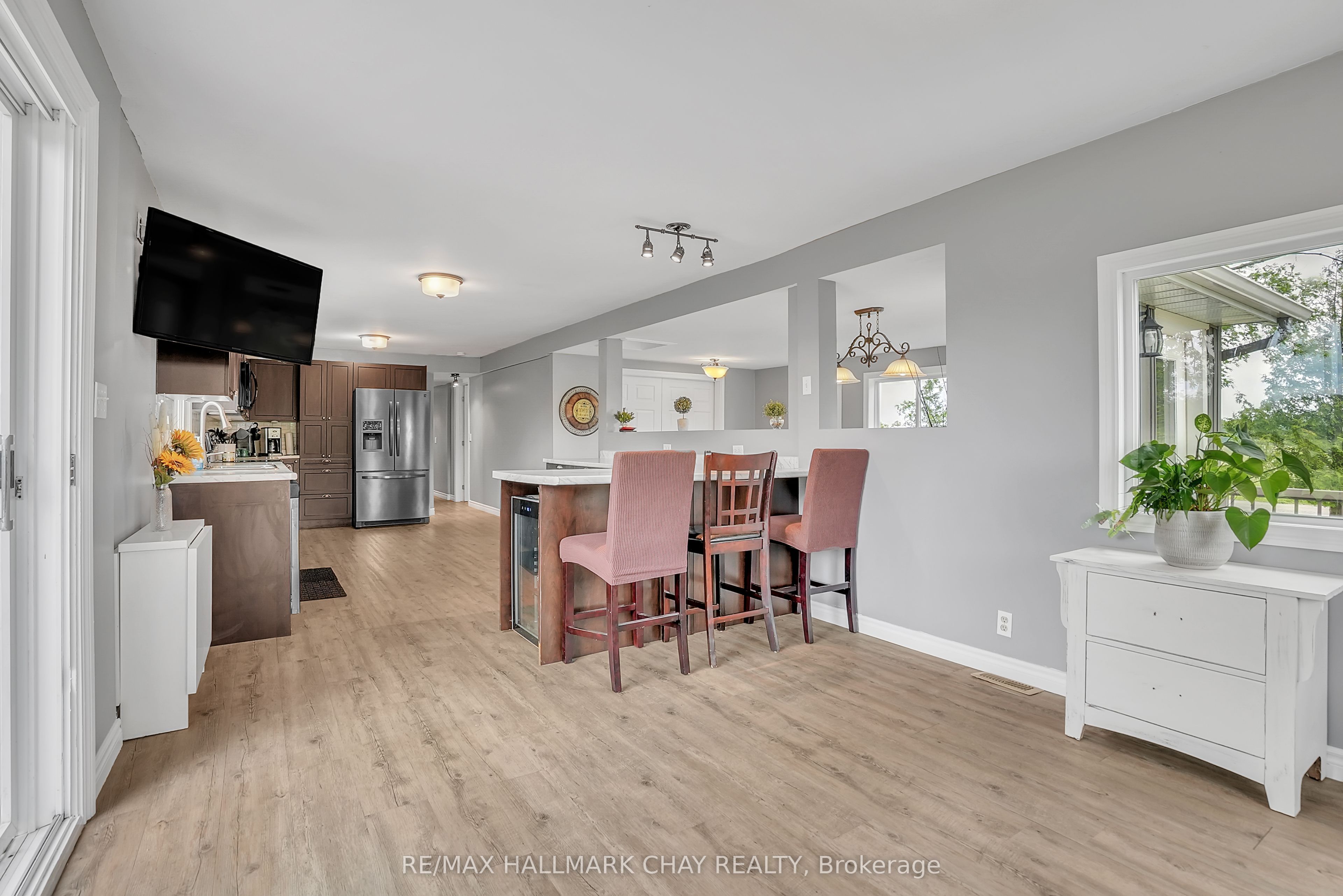 2533 Flos 3 Road W Property Photo 7