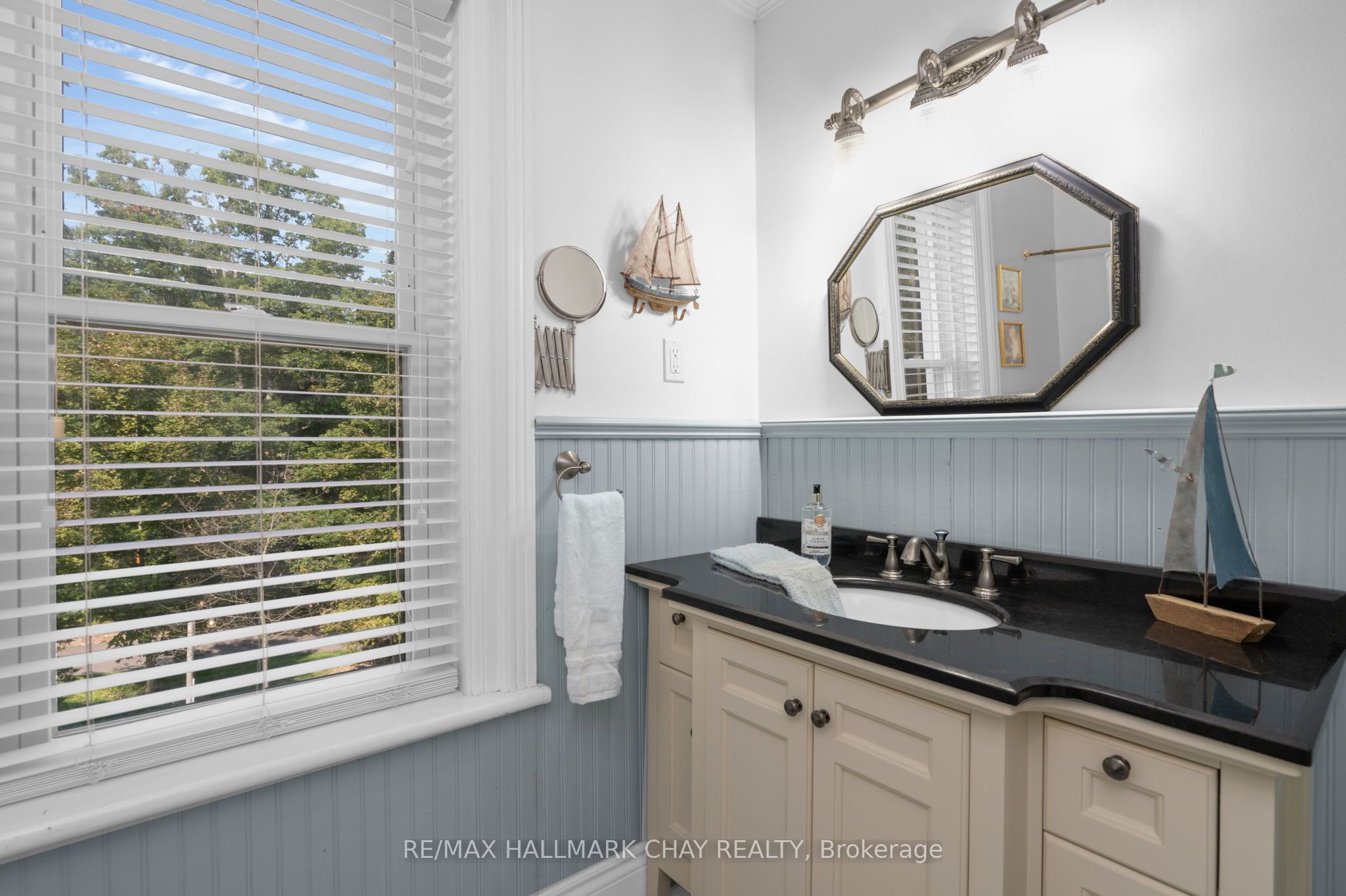 4950 Penetanguishene Road Property Photo 23