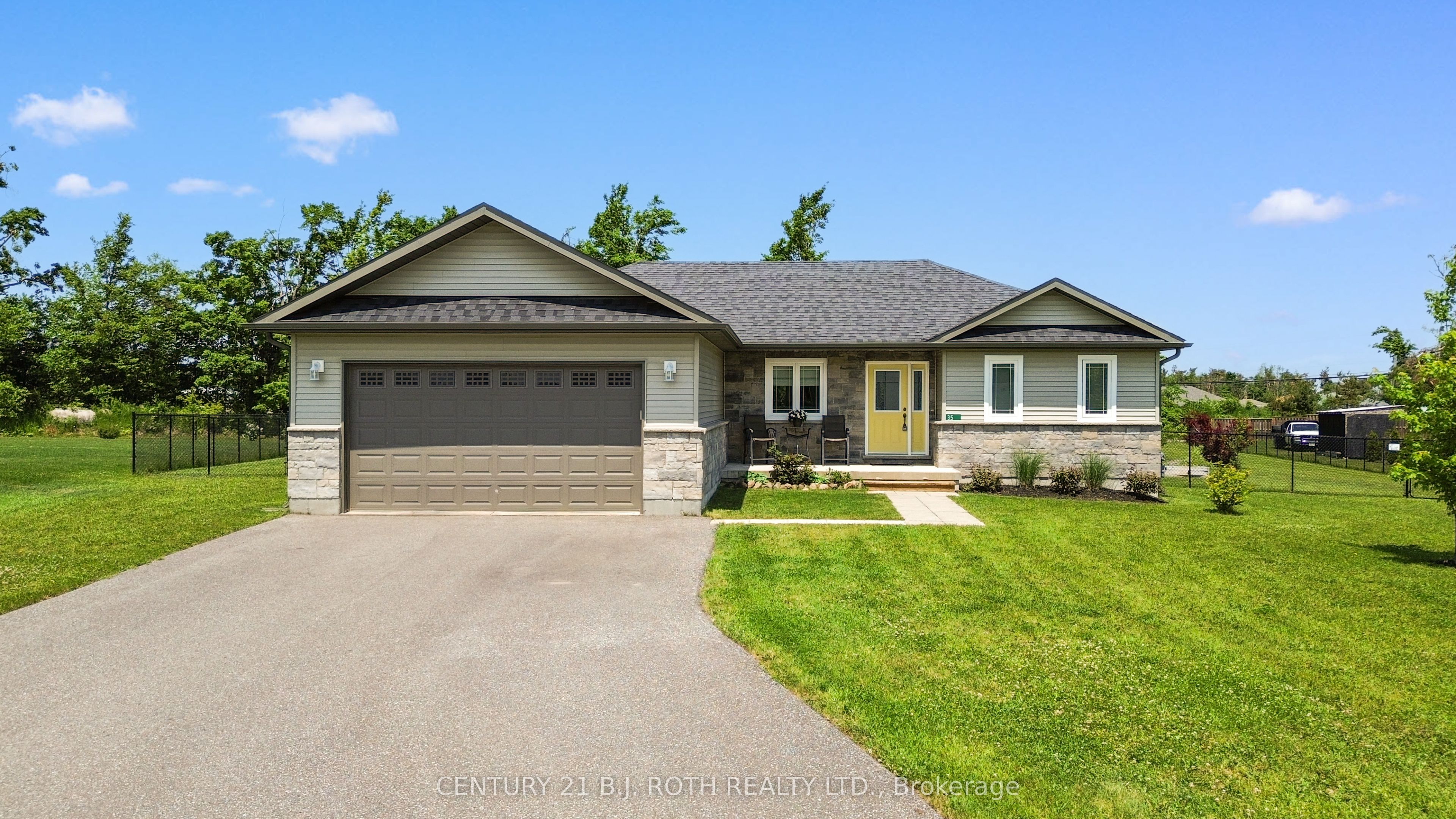 35 Grace Cres Property Photo 1
