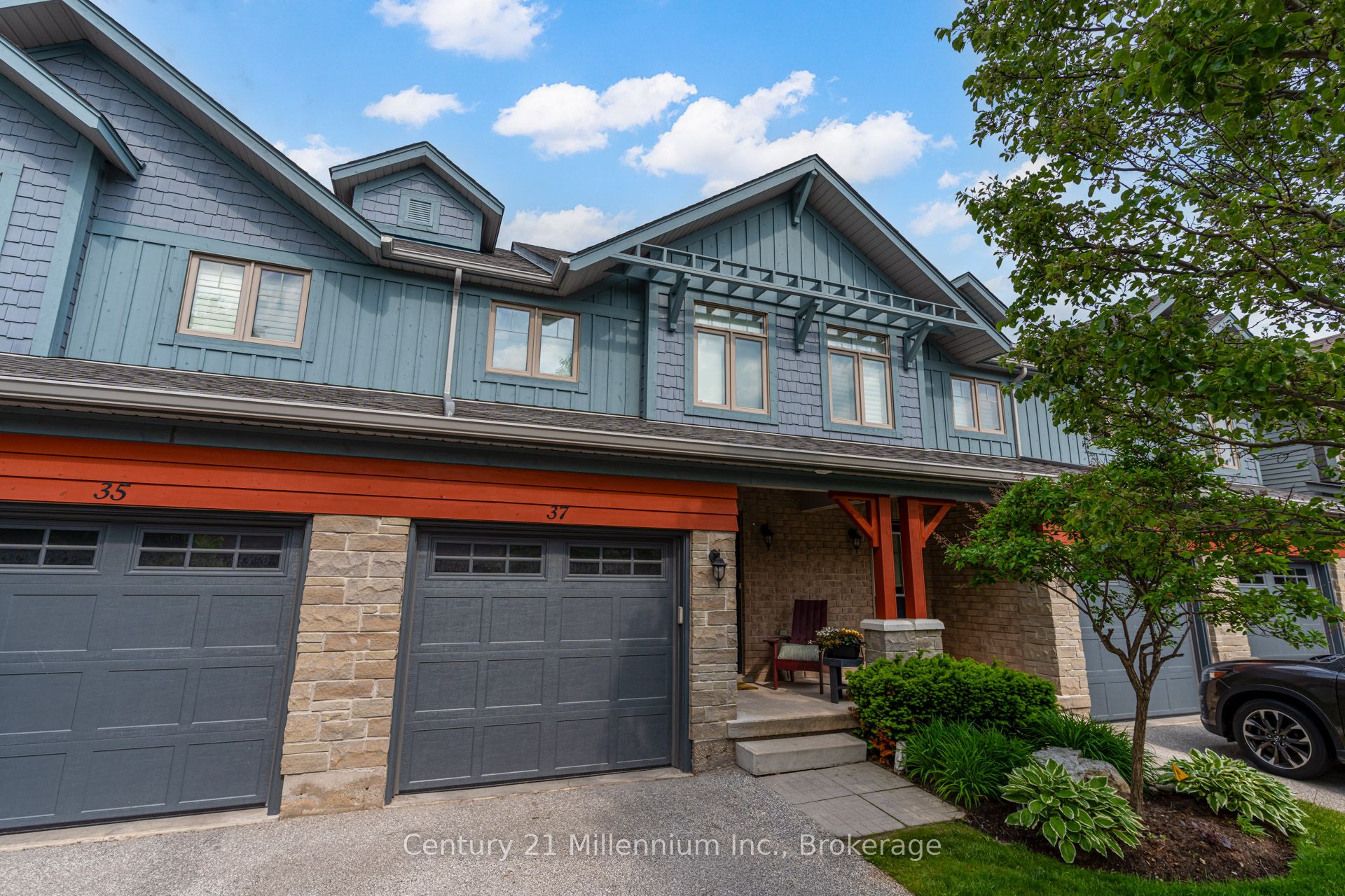 37 Silver Glen Boulevard Property Photo 1