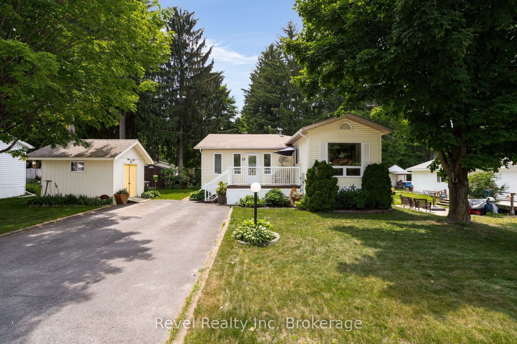 #19 - 5411 Elliott Sideroad Property Photo 1