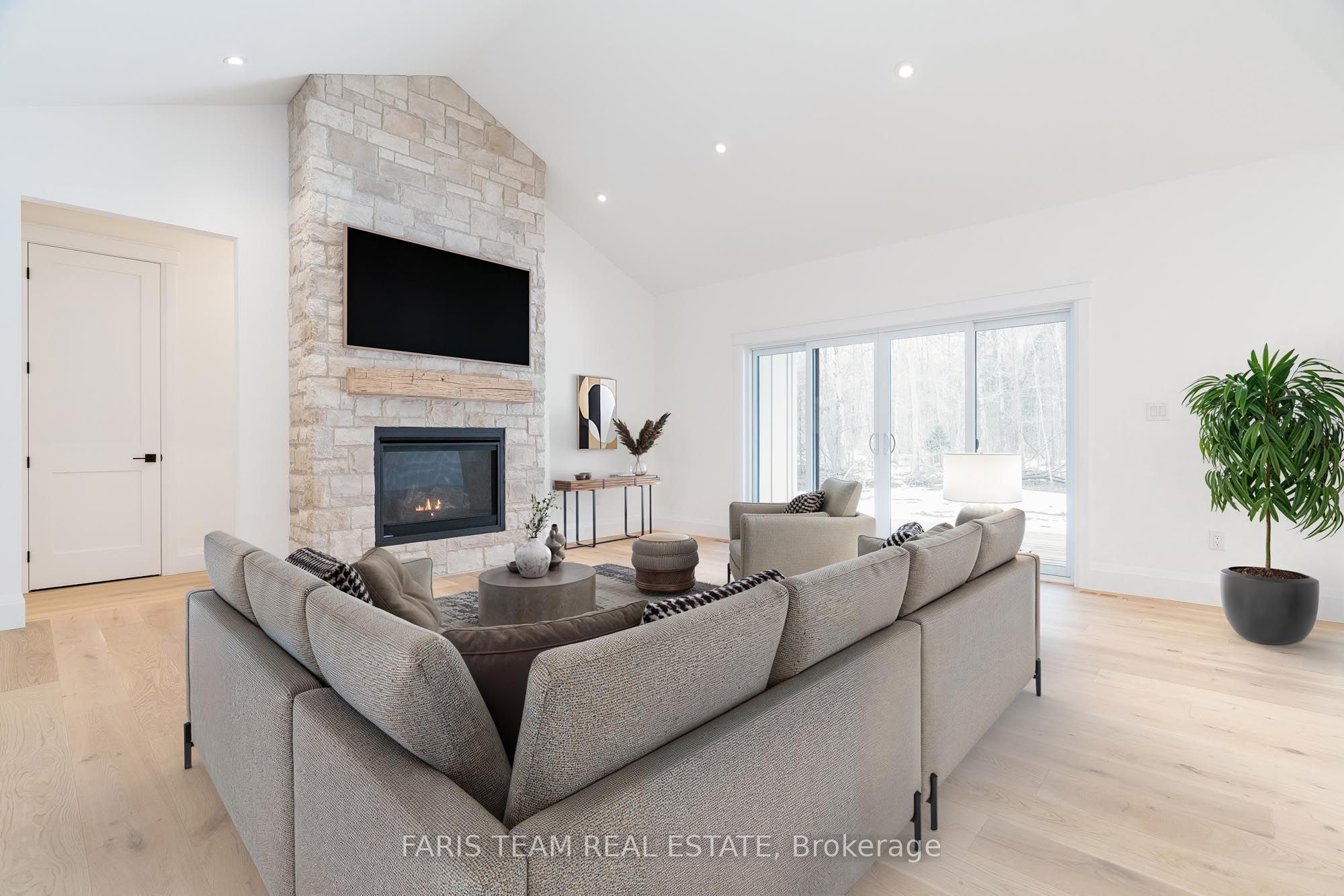 262 Lakeshore Road W Property Photo 10