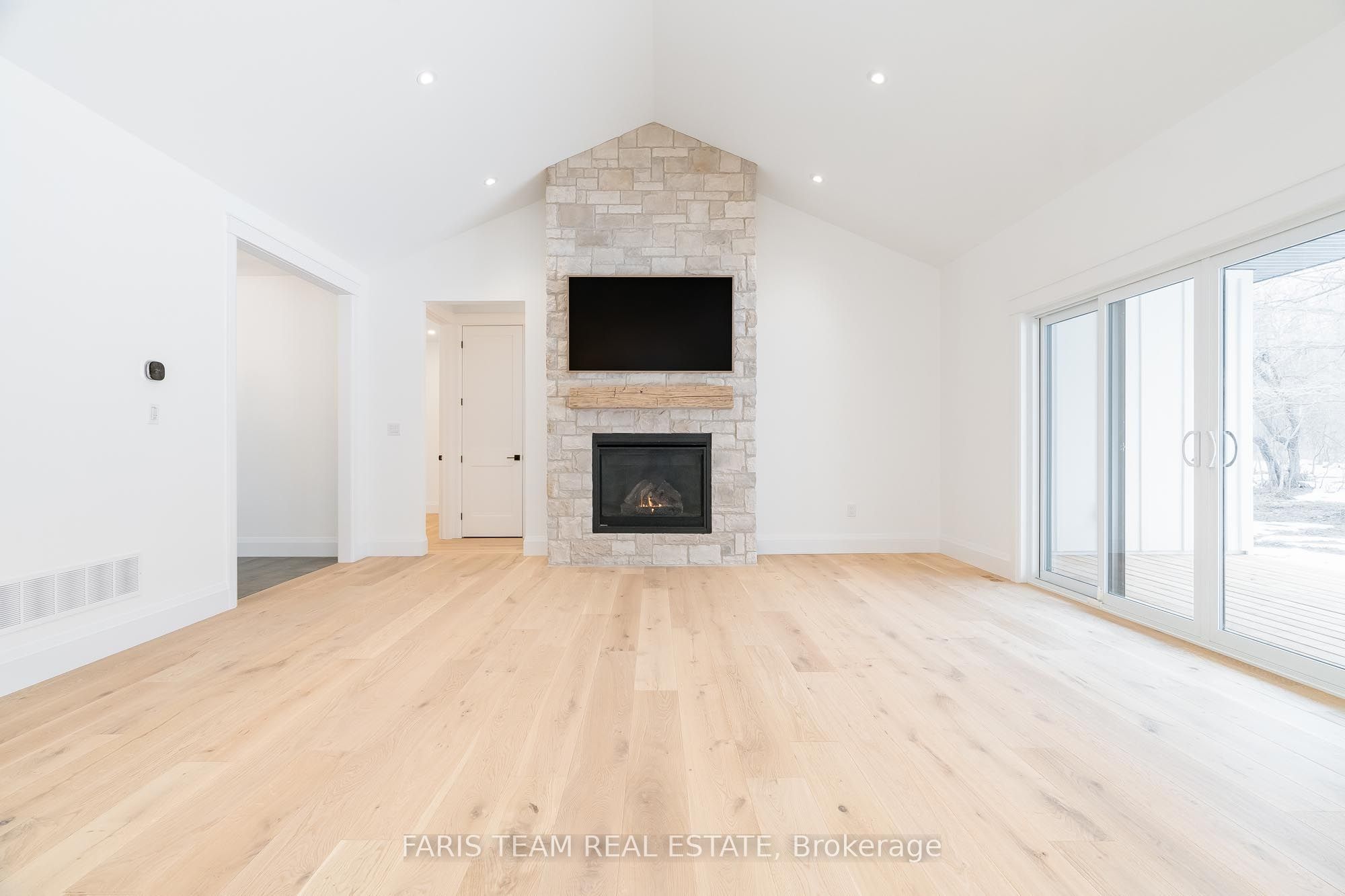 262 Lakeshore Road W Property Photo 11