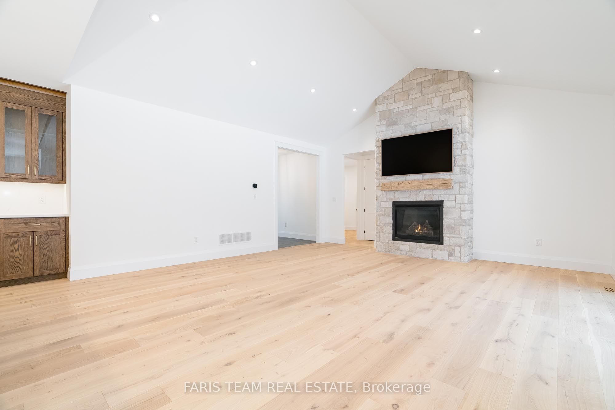 262 Lakeshore Road W Property Photo 12