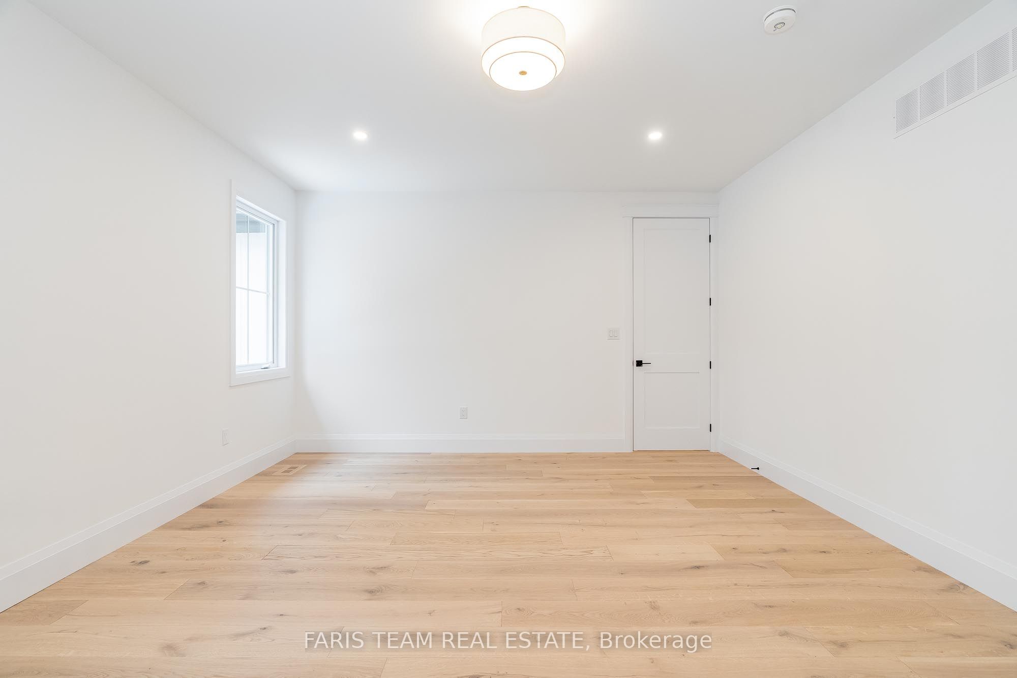 262 Lakeshore Road W Property Photo 16