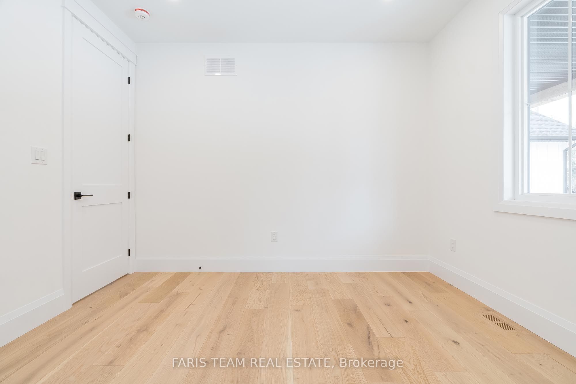 262 Lakeshore Road W Property Photo 21