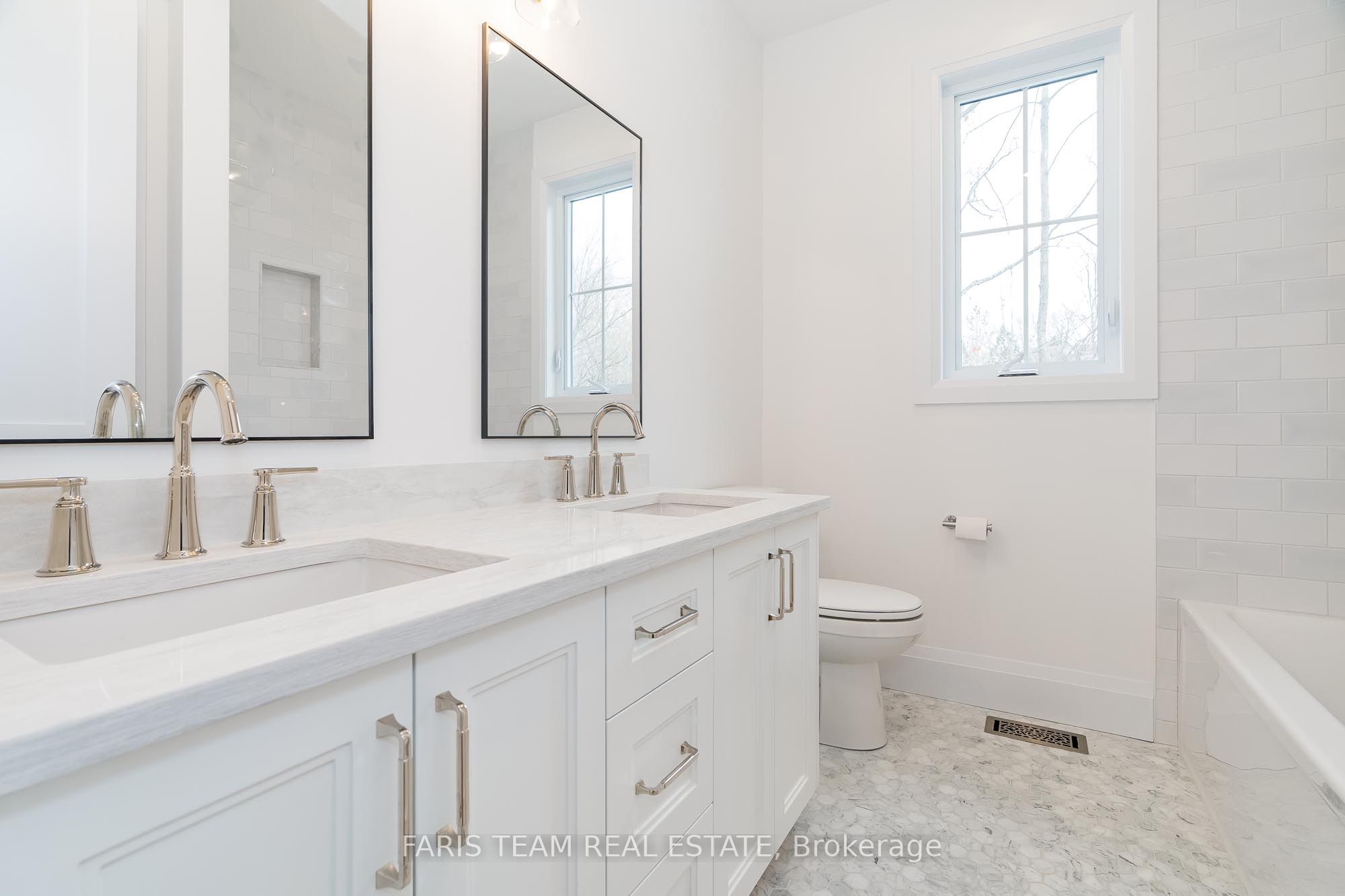 262 Lakeshore Road W Property Photo 24
