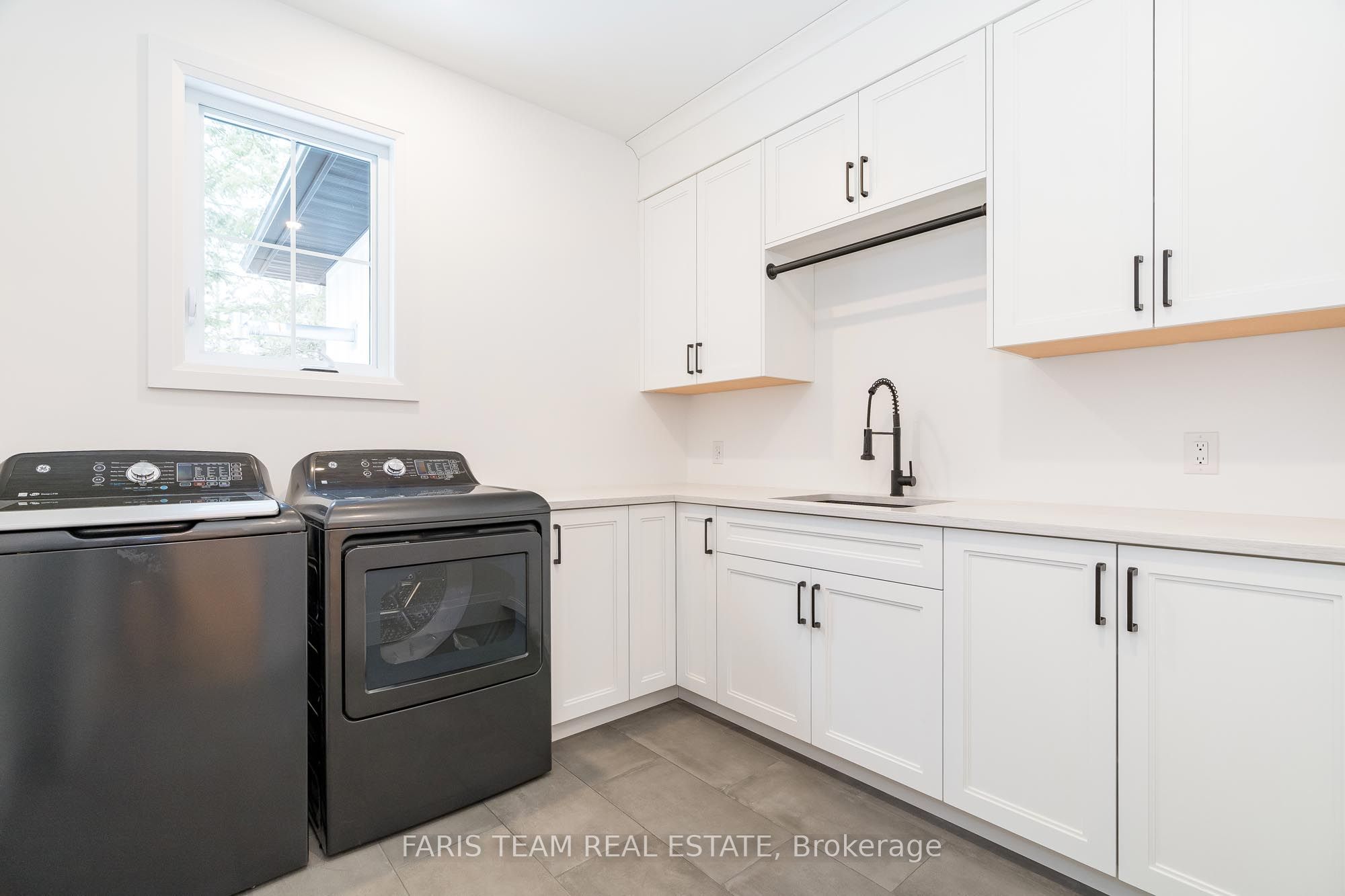 262 Lakeshore Road W Property Photo 26