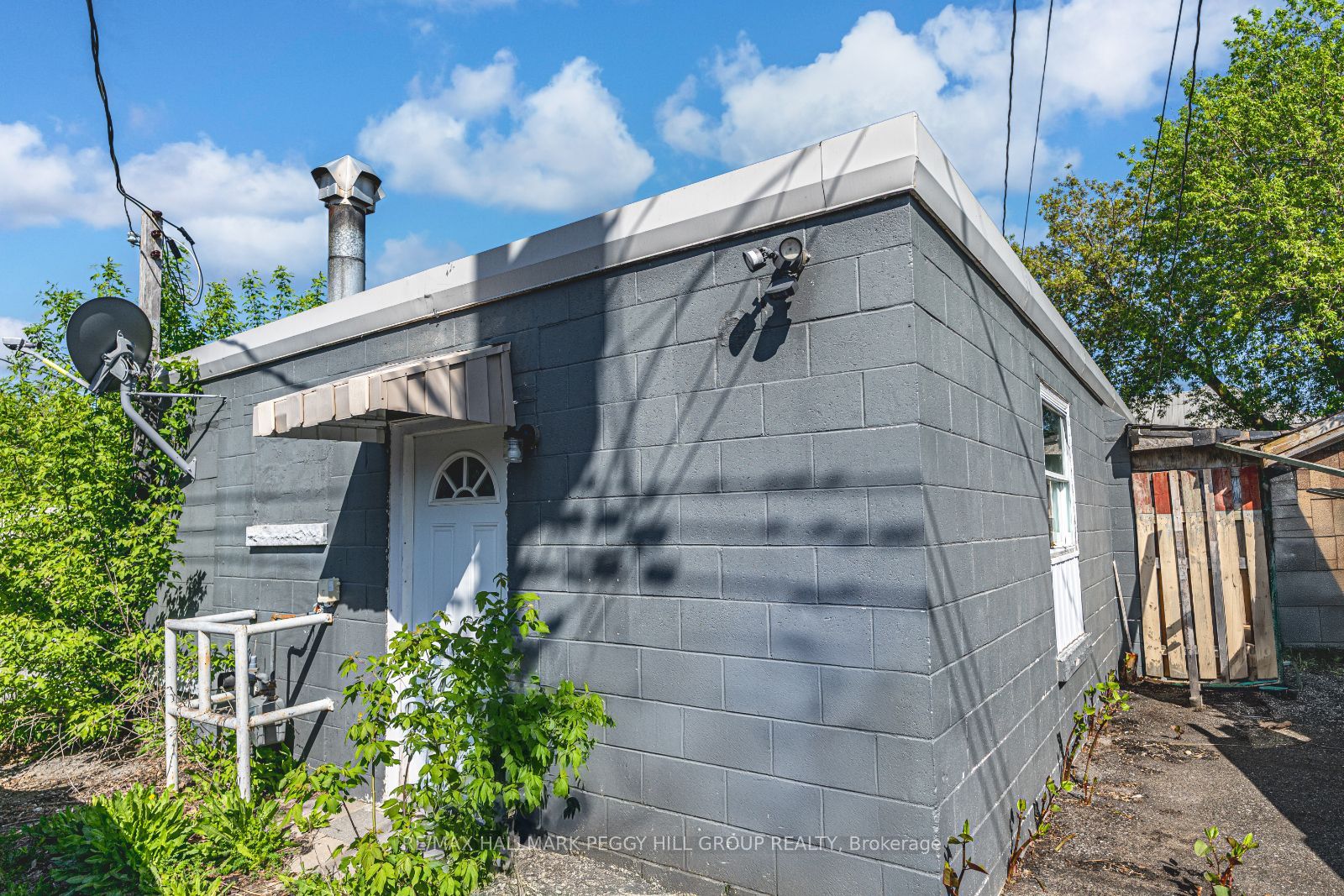 27 Queen Street W Property Photo 11