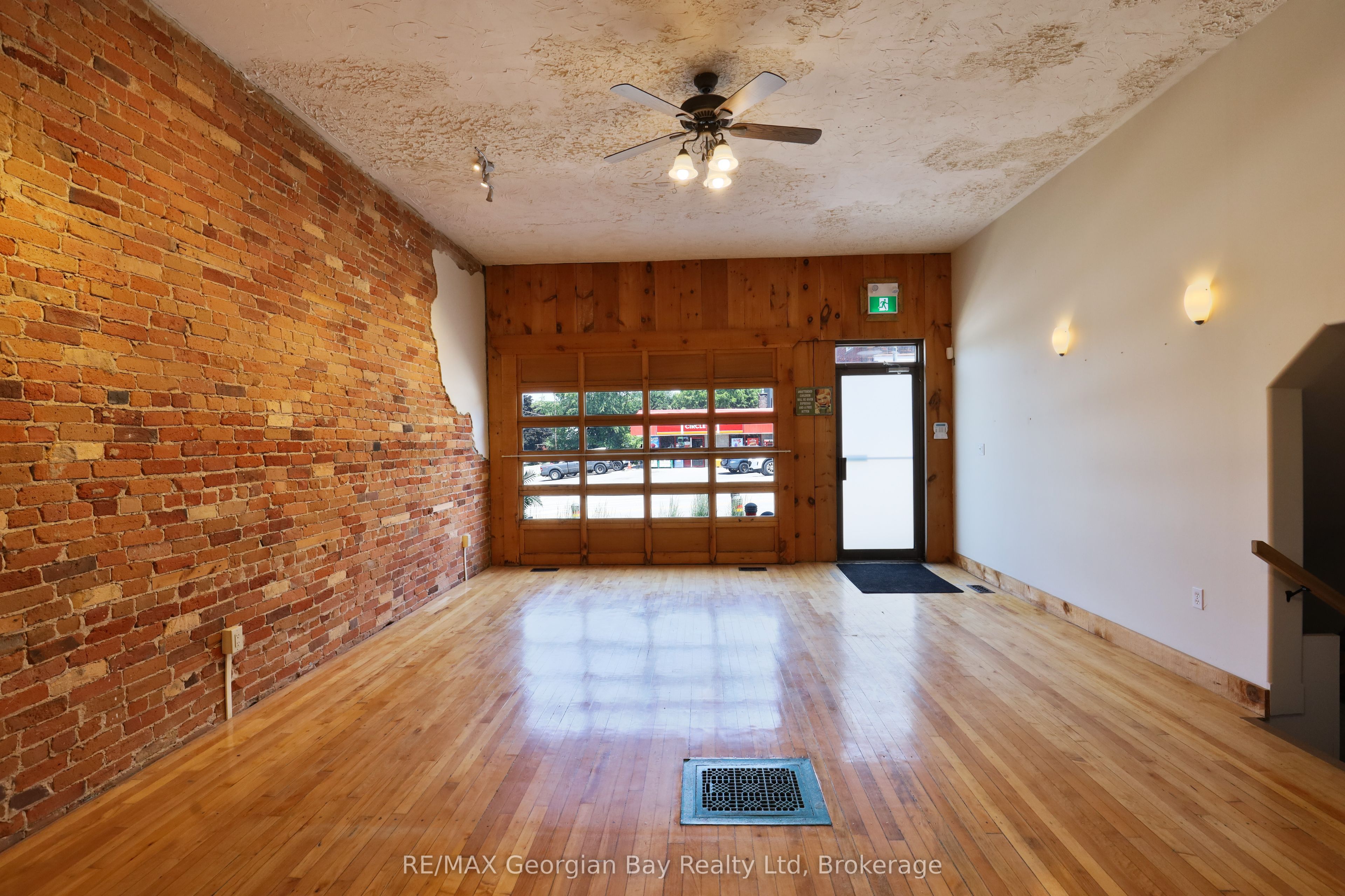 98 Main Street Property Photo 2