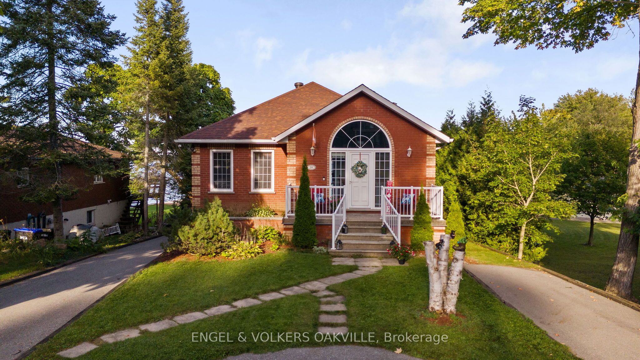 216 Robins Point Road Property Photo 1
