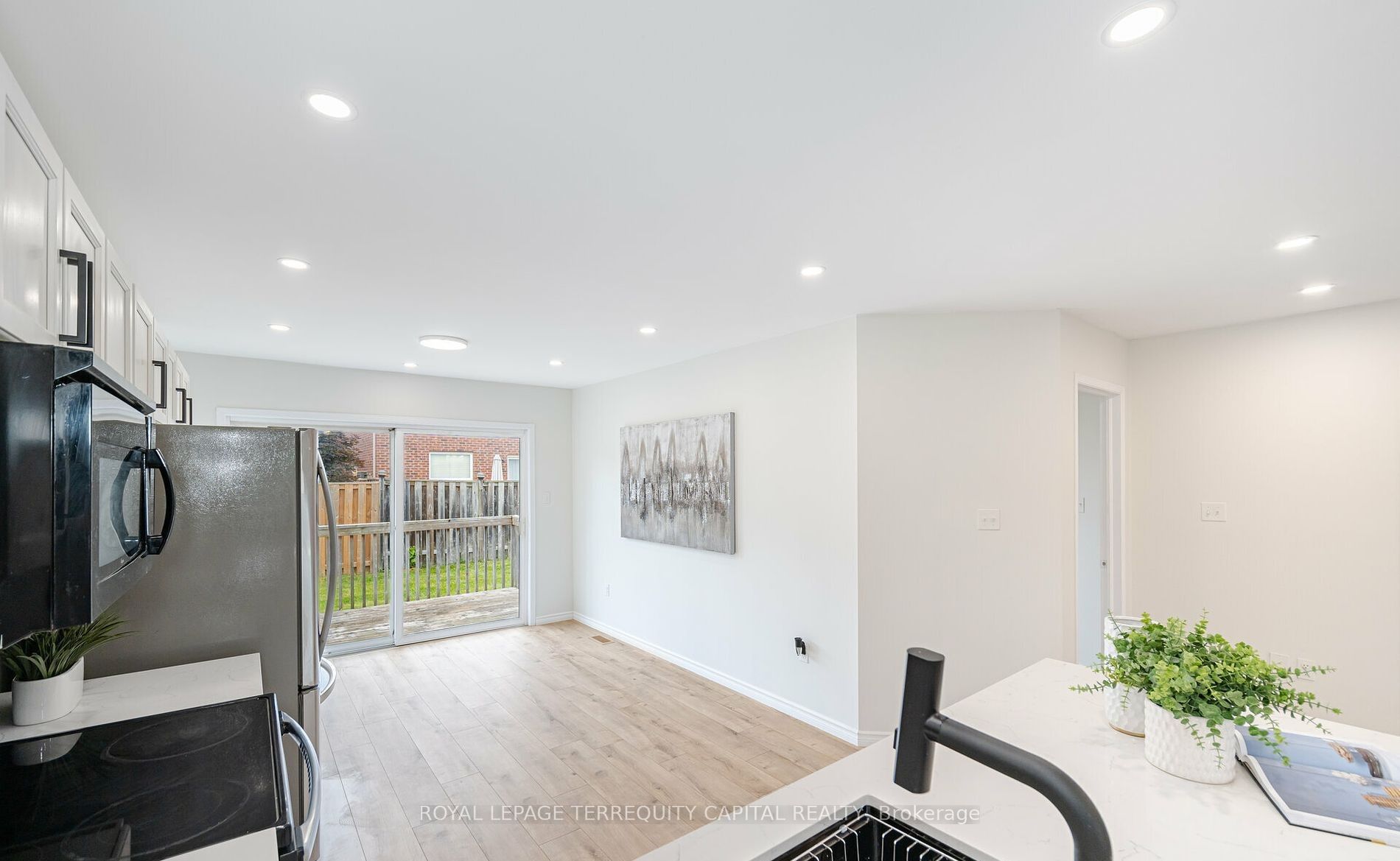 #upper - 38 Irene Drive Property Photo 8
