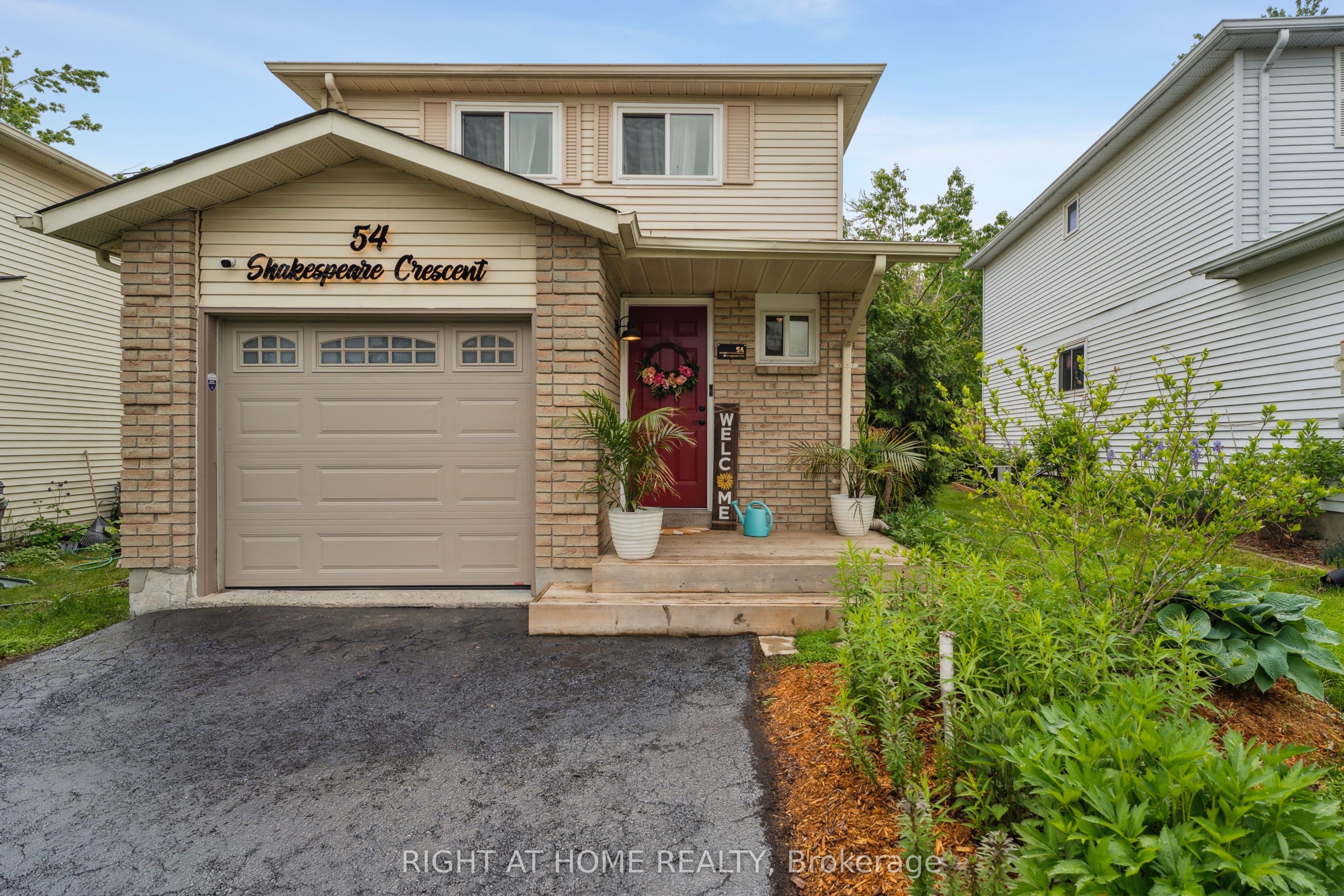 54 Shakespeare Crescent Property Photo 4