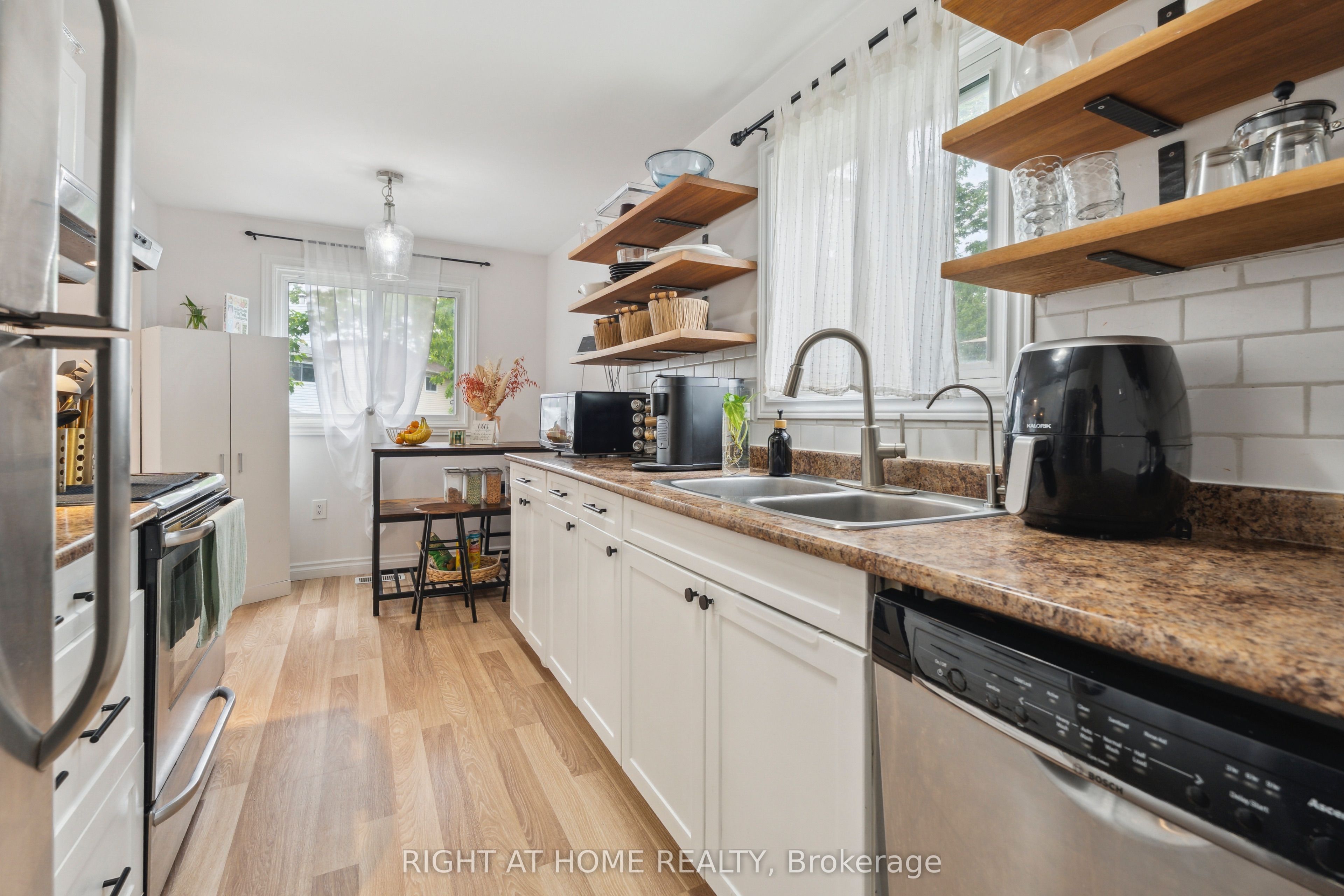 54 Shakespeare Crescent Property Photo 11
