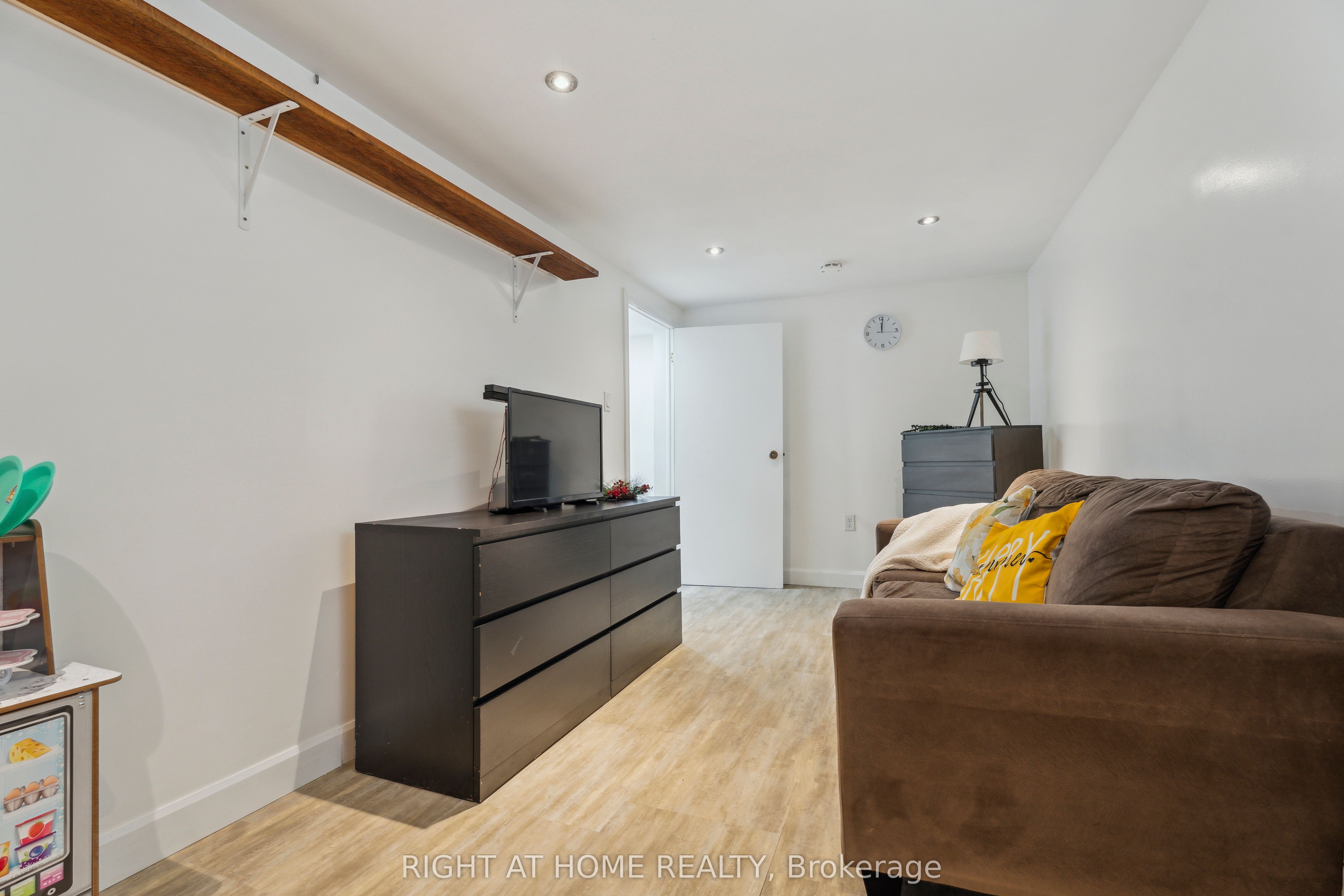 54 Shakespeare Crescent Property Photo 40