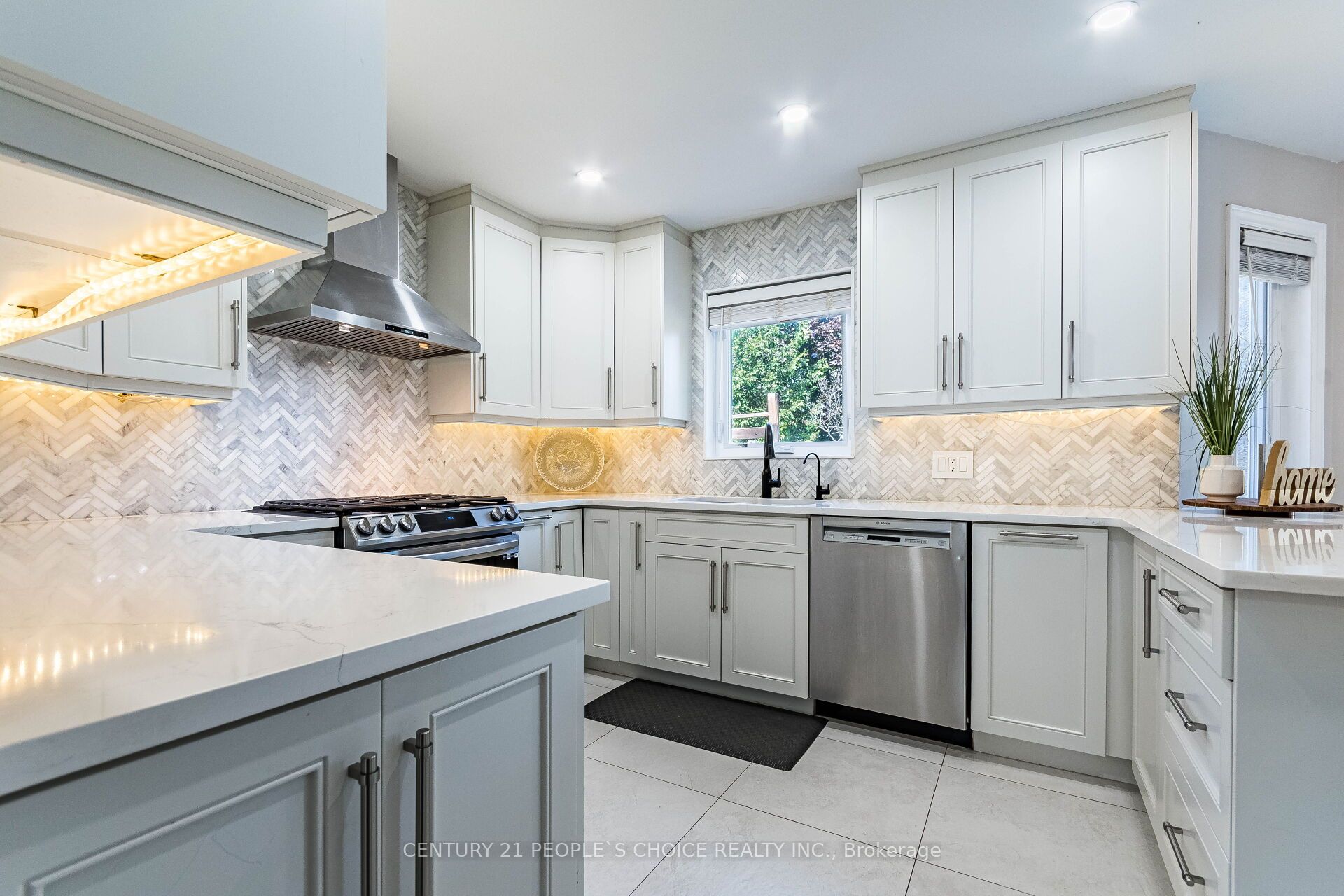 414 Cundles Road W Property Photo 10