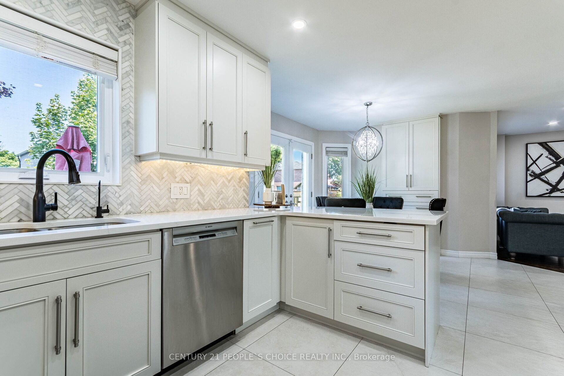 414 Cundles Road W Property Photo 11