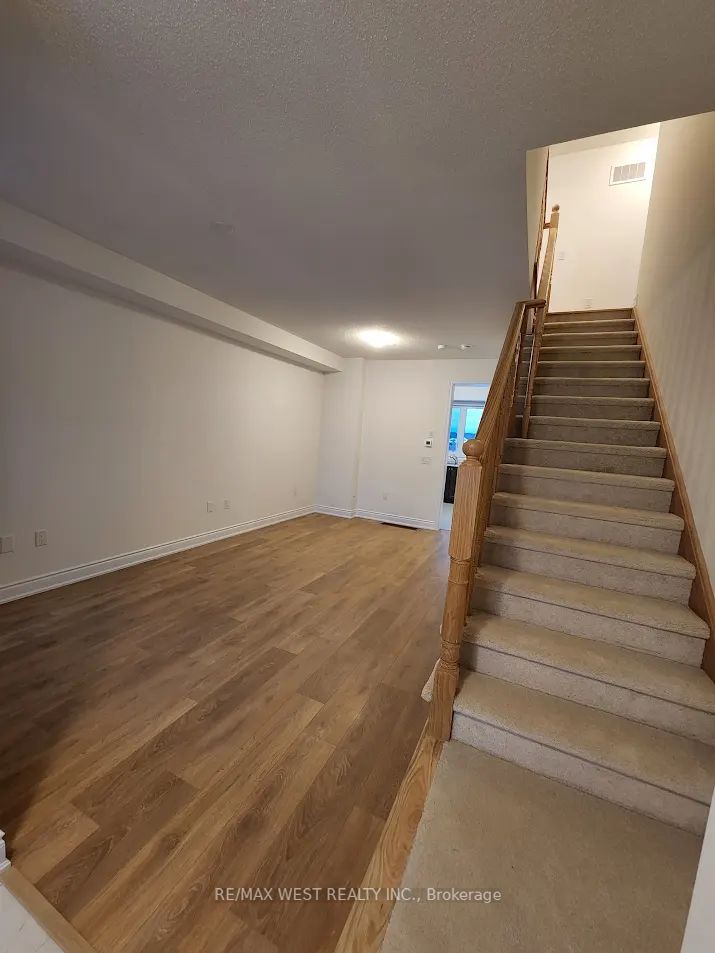 21 Carriage Ln Property Photo 3