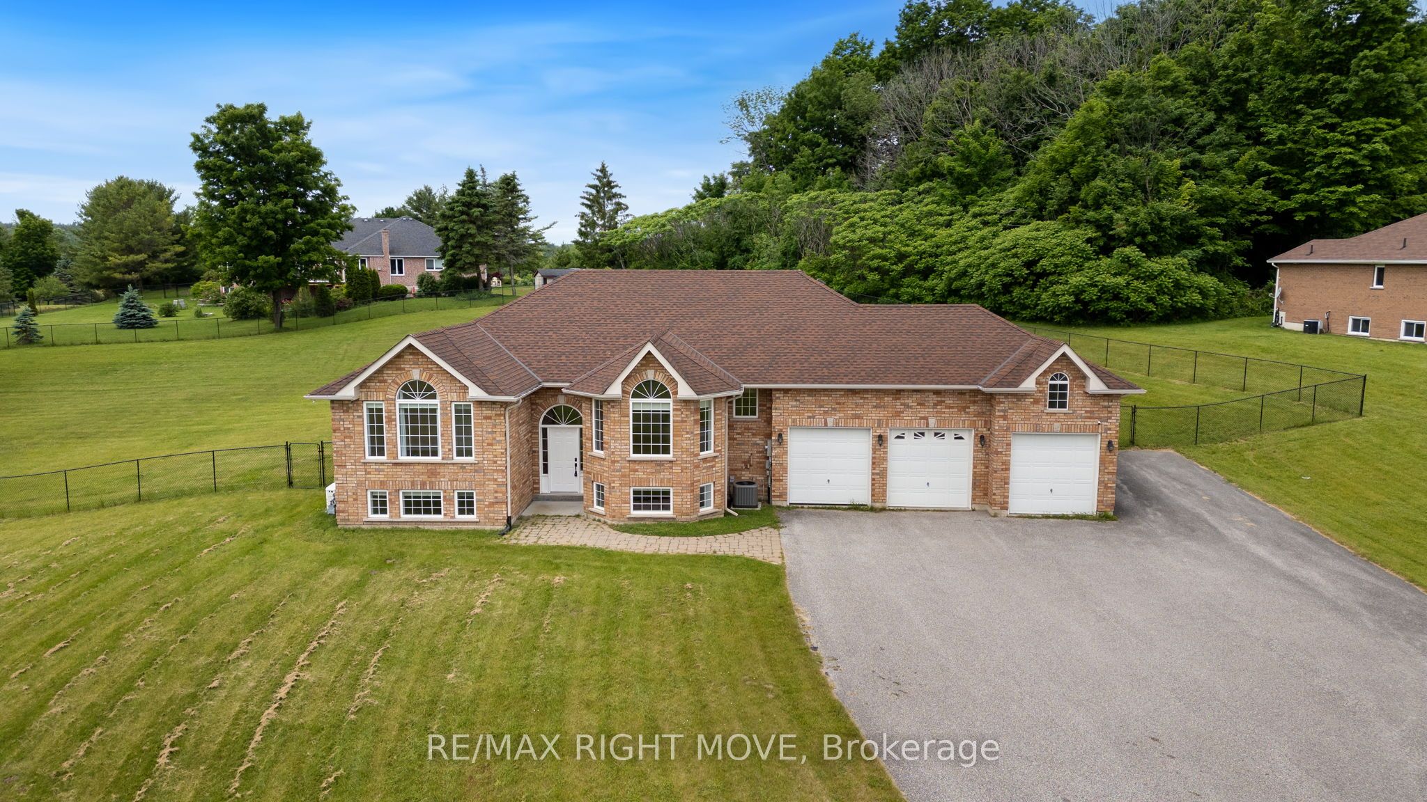 1348 Hawk Ridge Cres Property Photo 1