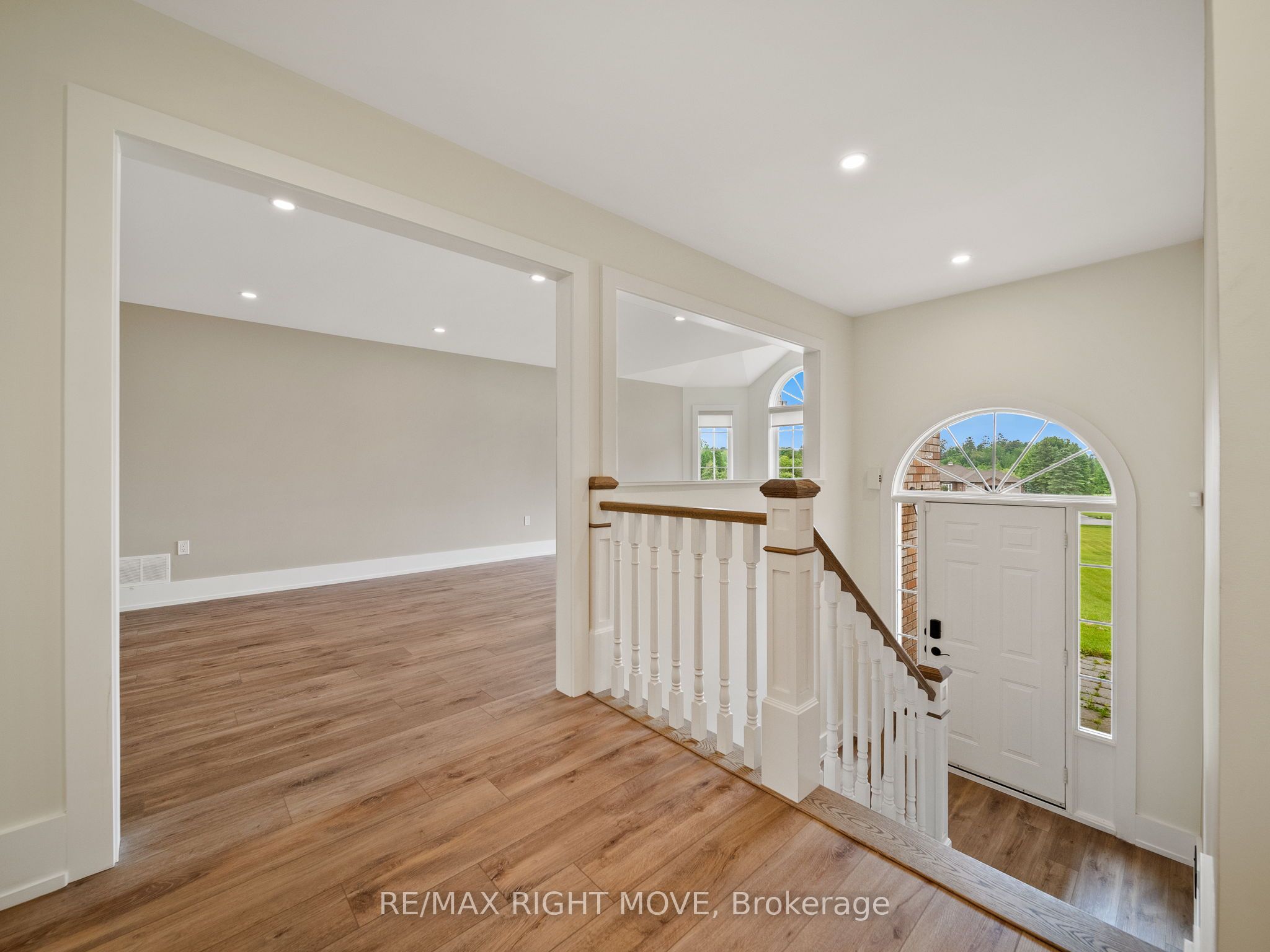 1348 Hawk Ridge Cres Property Photo 3
