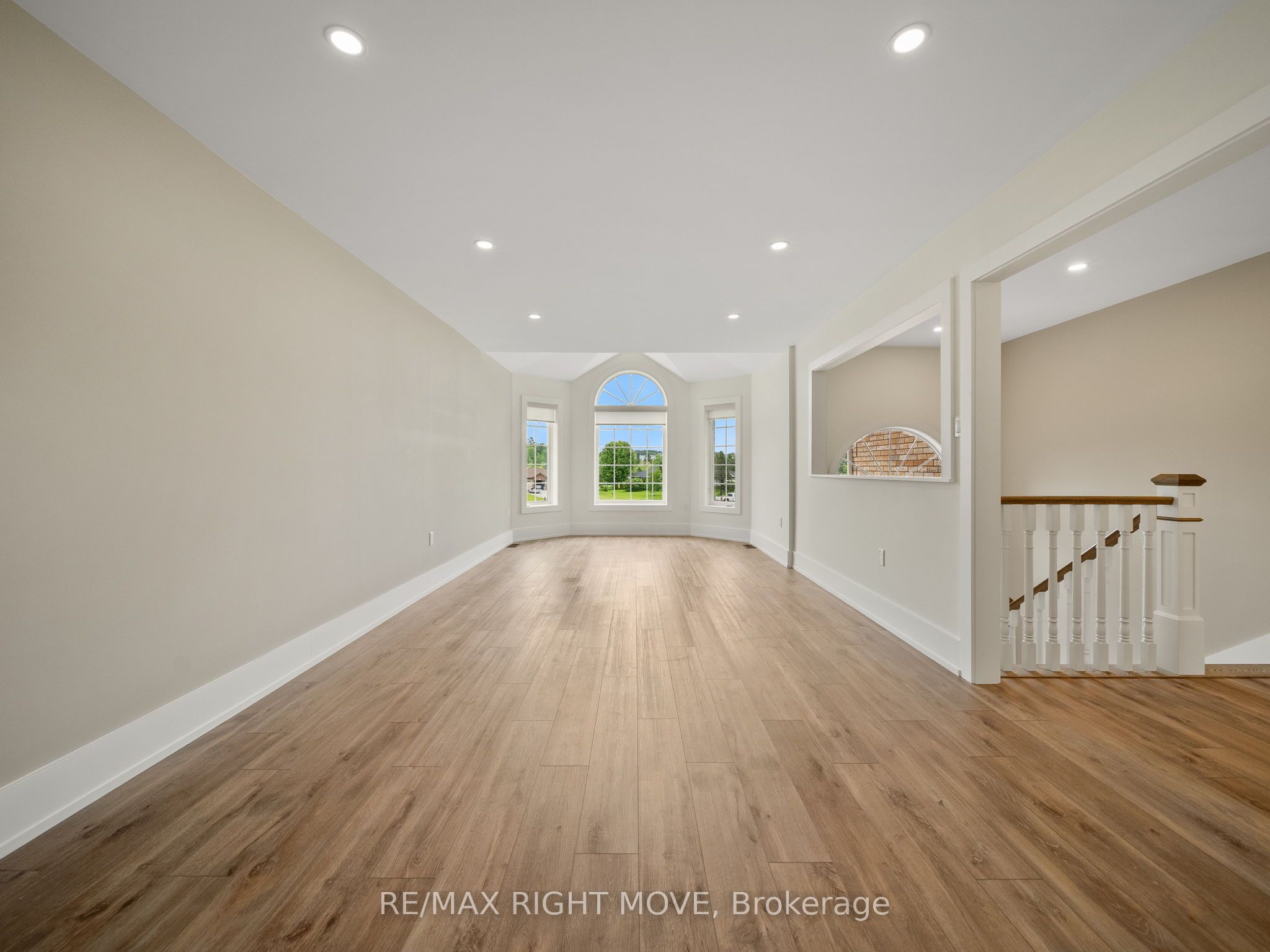 1348 Hawk Ridge Cres Property Photo 4