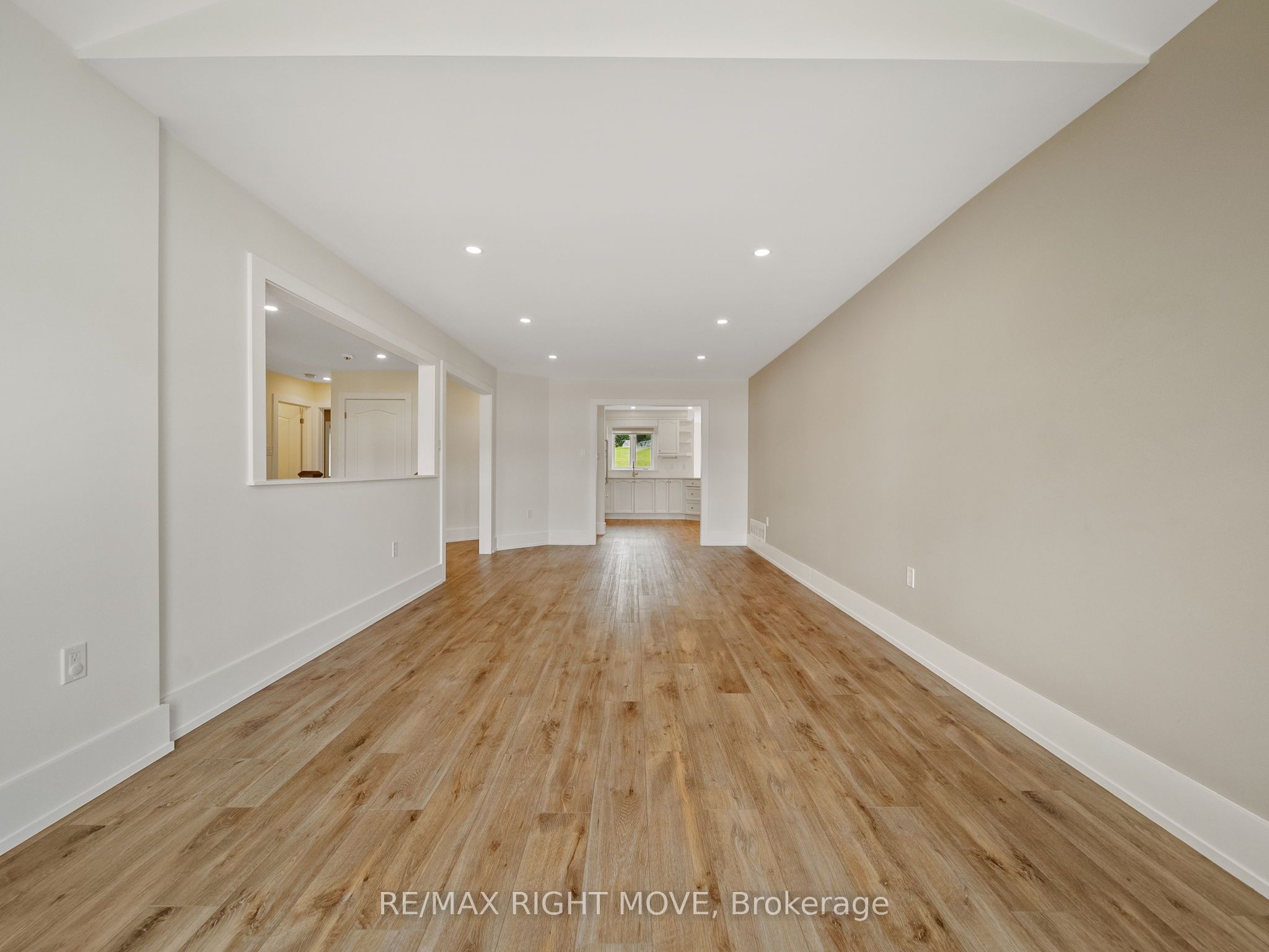 1348 Hawk Ridge Cres Property Photo 5
