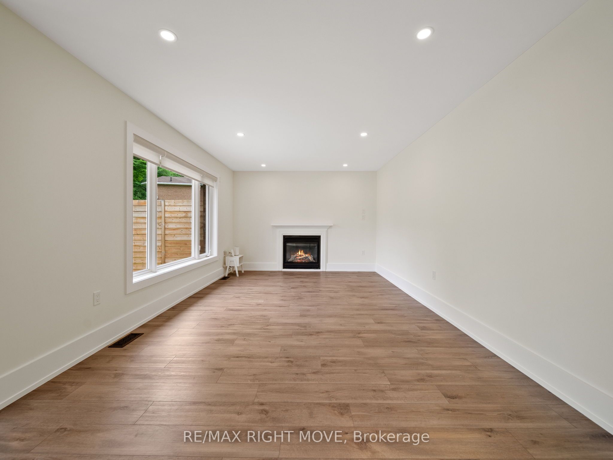 1348 Hawk Ridge Cres Property Photo 12
