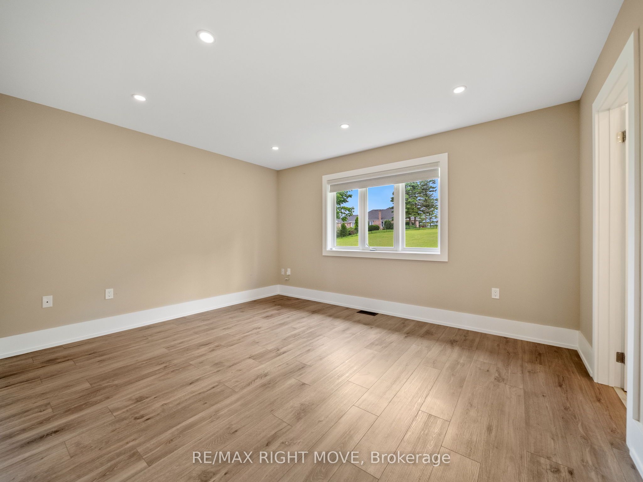 1348 Hawk Ridge Cres Property Photo 16