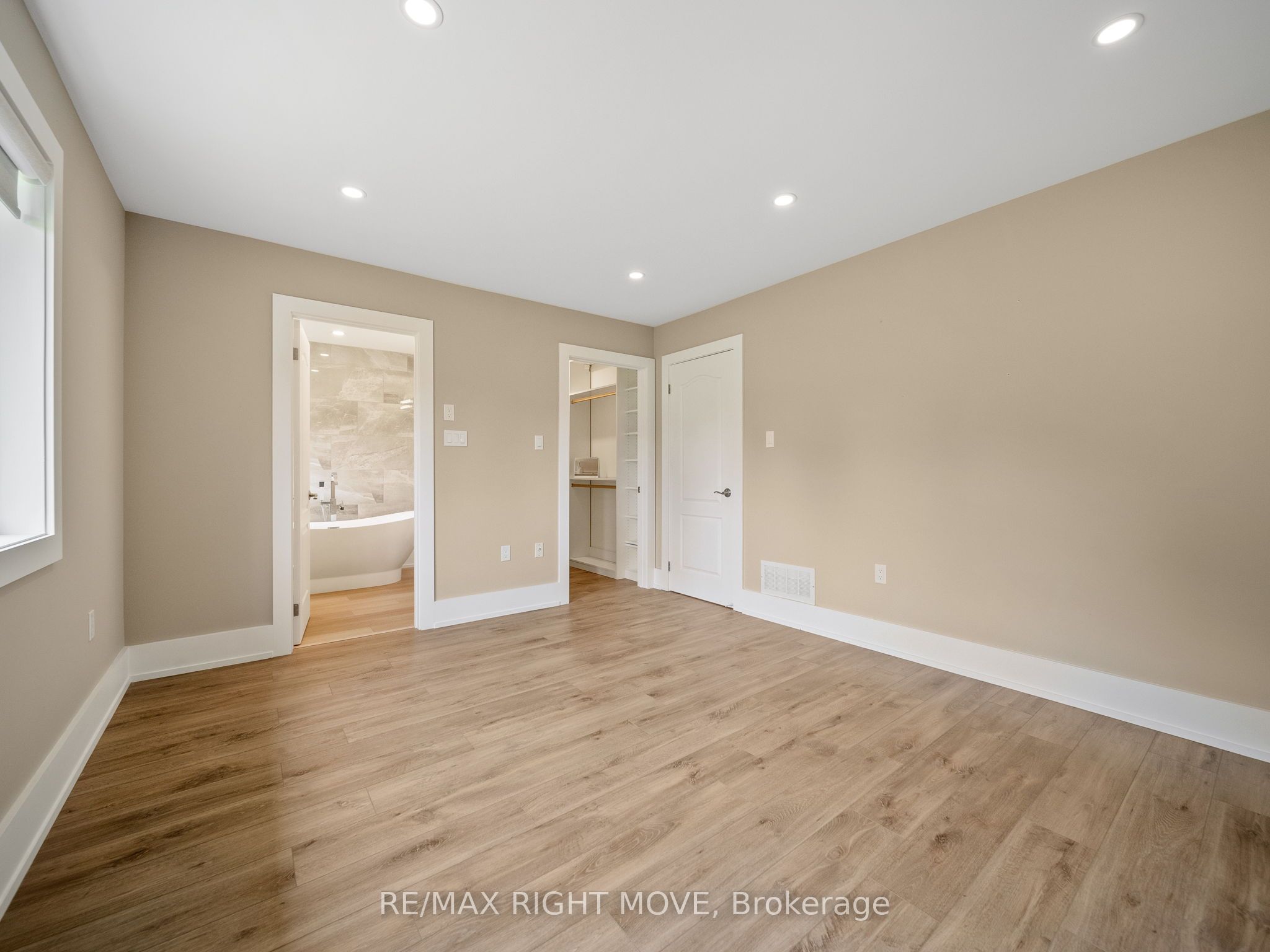 1348 Hawk Ridge Cres Property Photo 17