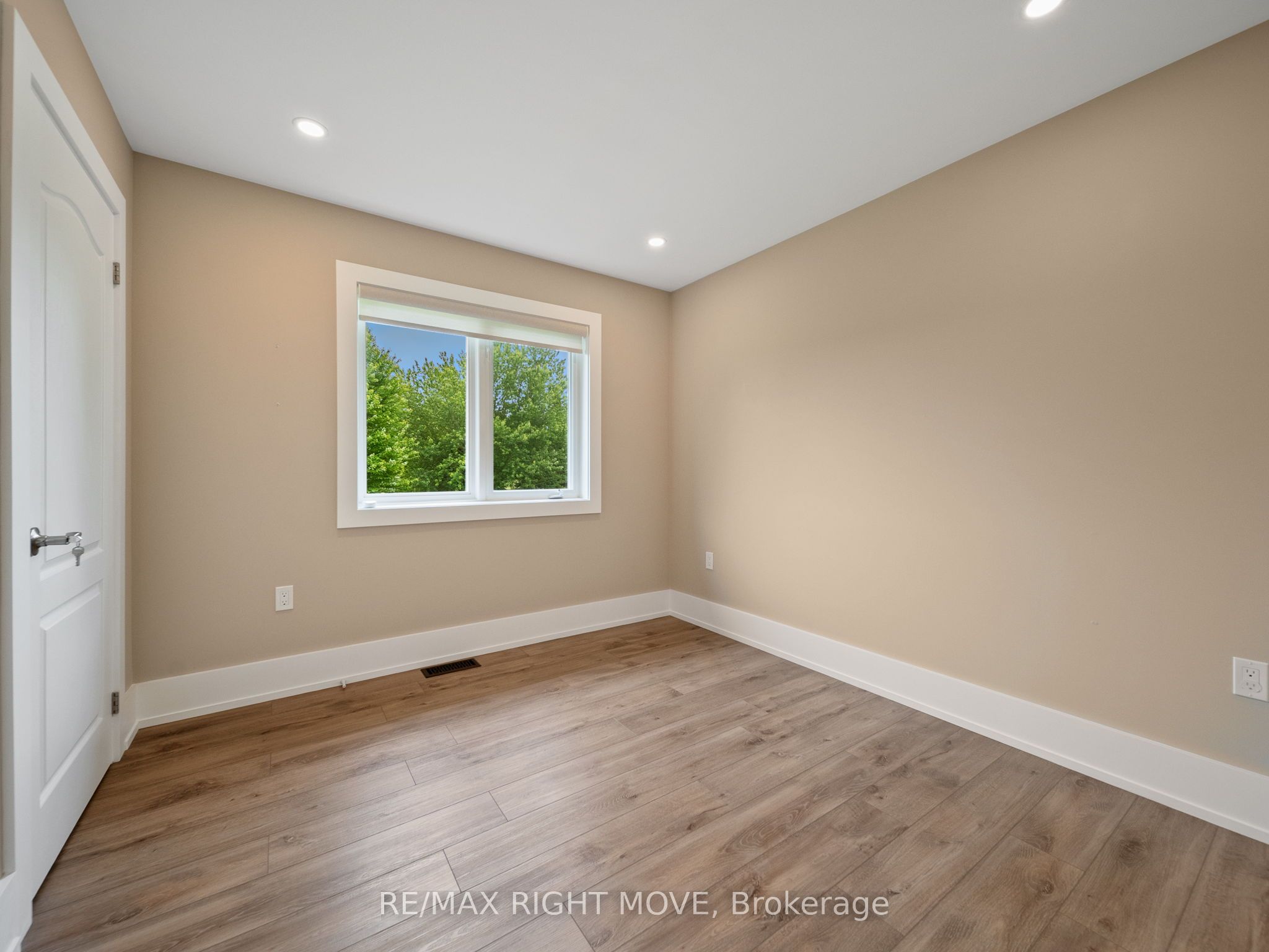 1348 Hawk Ridge Cres Property Photo 18