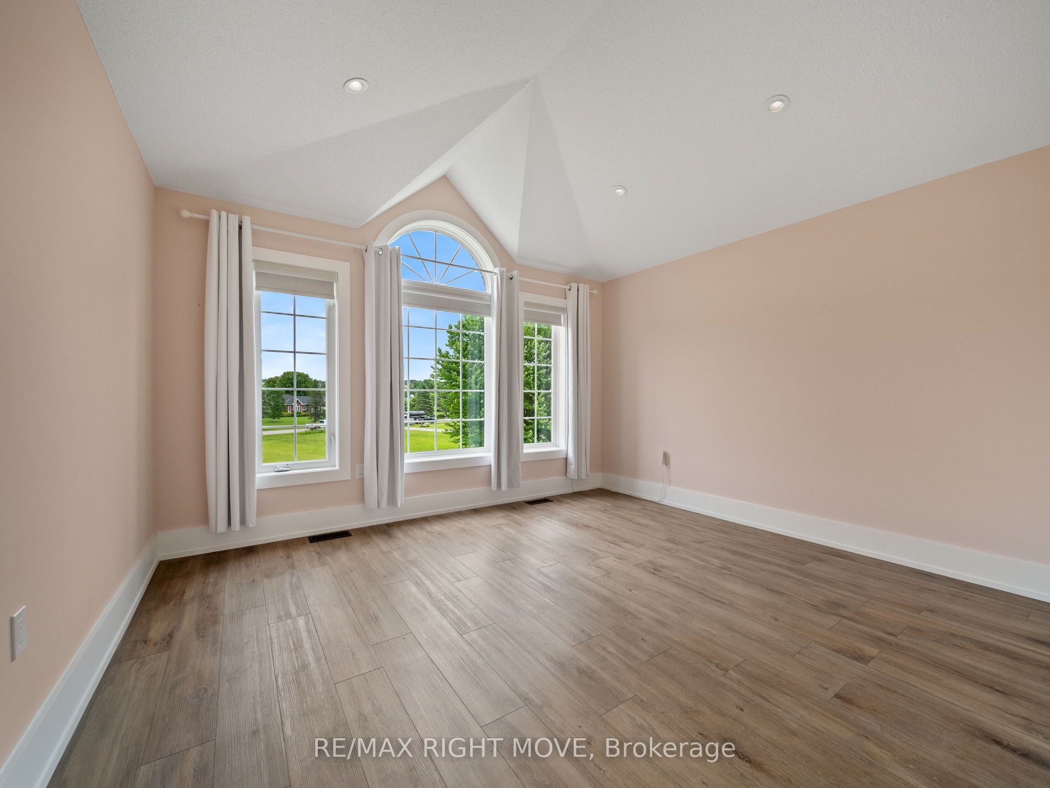 1348 Hawk Ridge Cres Property Photo 19