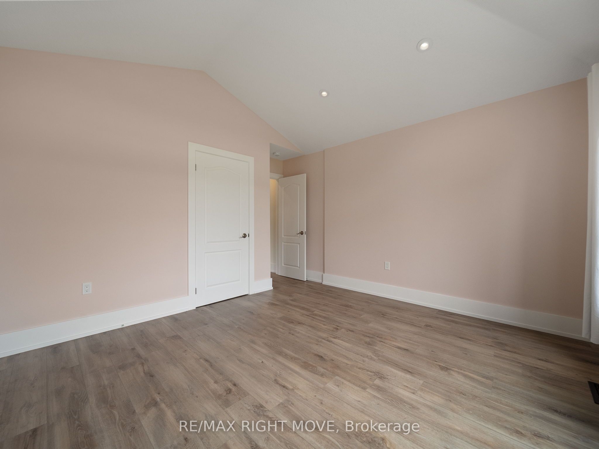 1348 Hawk Ridge Cres Property Photo 20