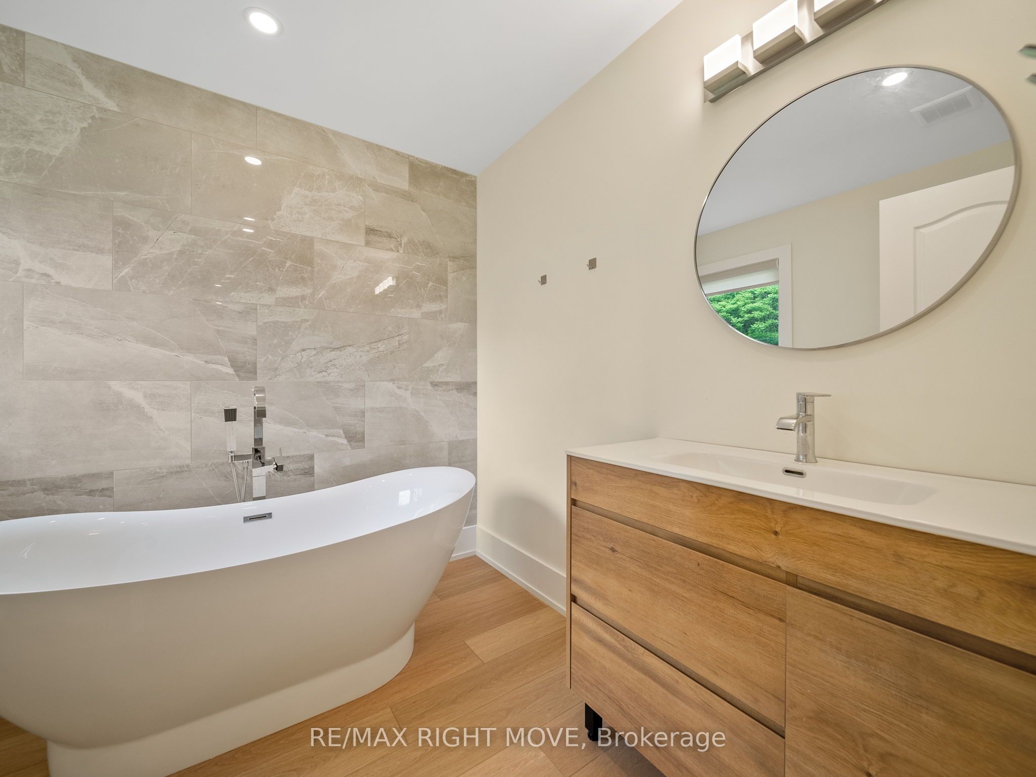 1348 Hawk Ridge Cres Property Photo 22