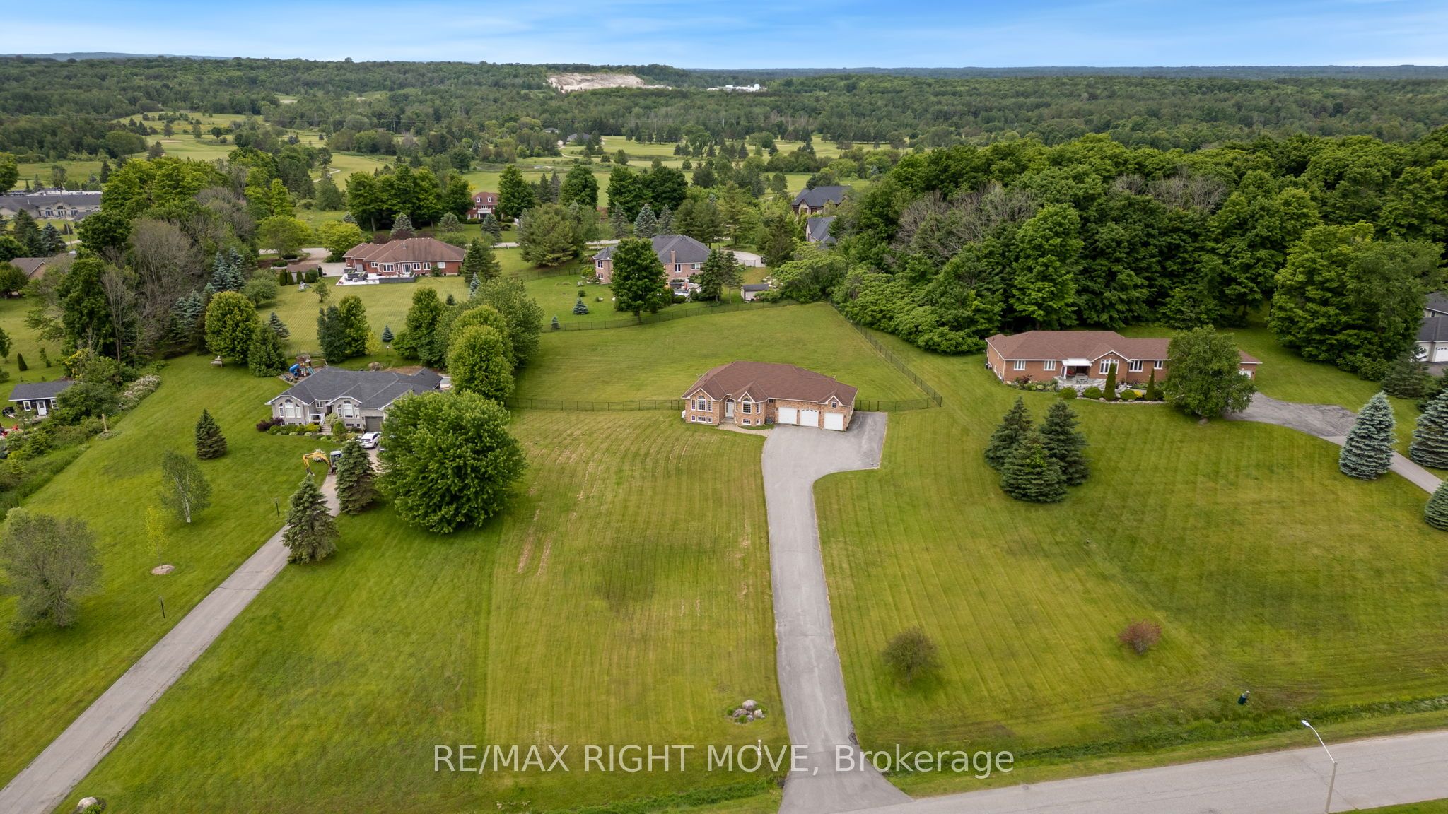 1348 Hawk Ridge Cres Property Photo 35