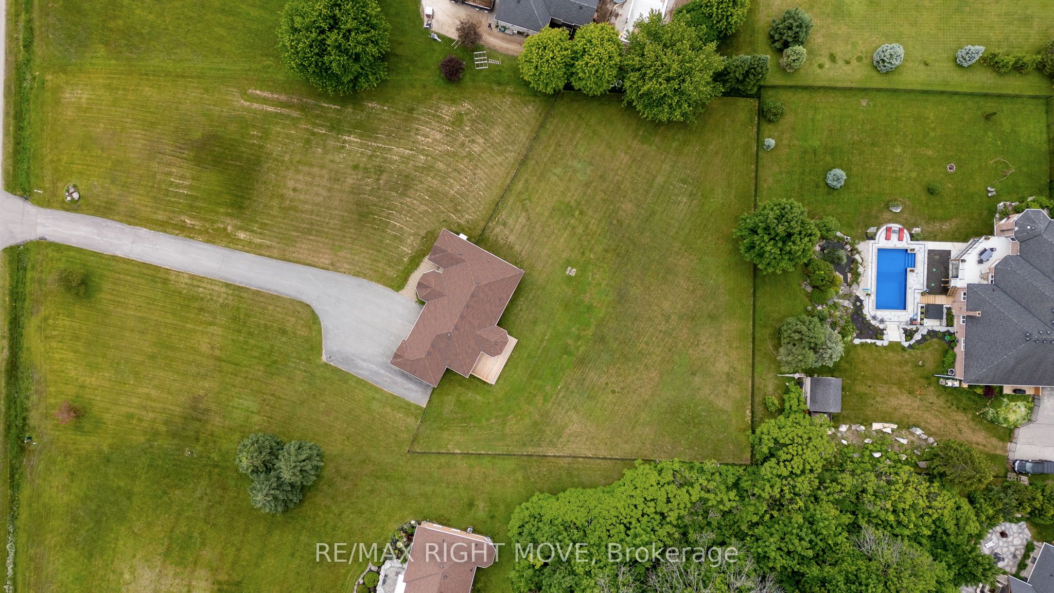 1348 Hawk Ridge Cres Property Photo 36