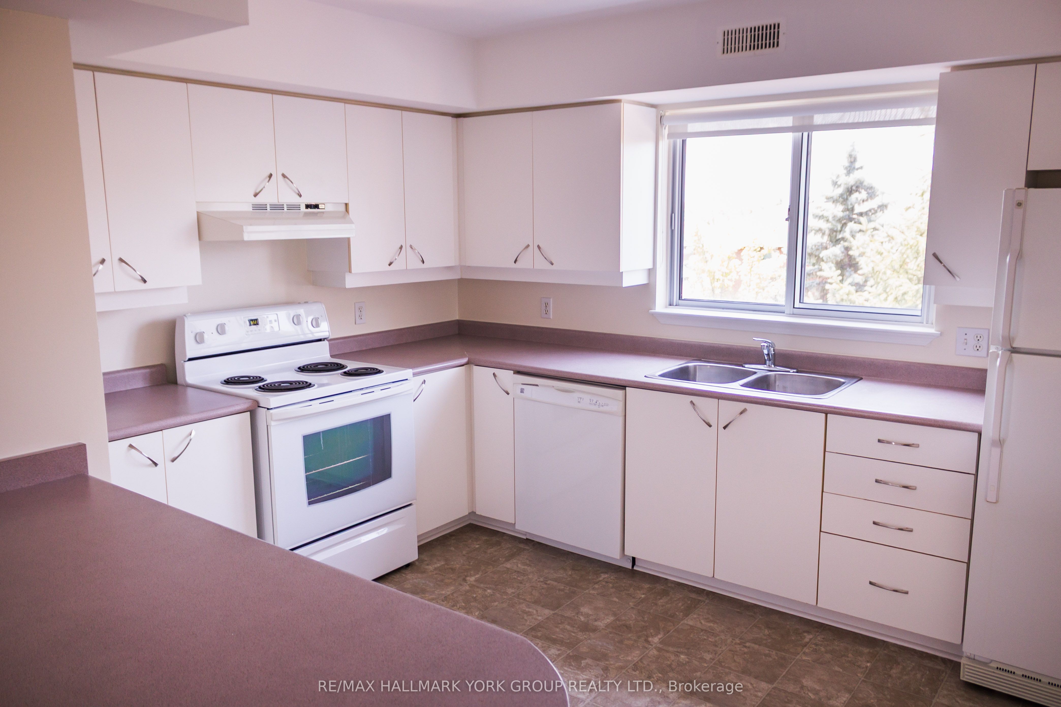 143 Edgehill Drive 401 Property Photo 3