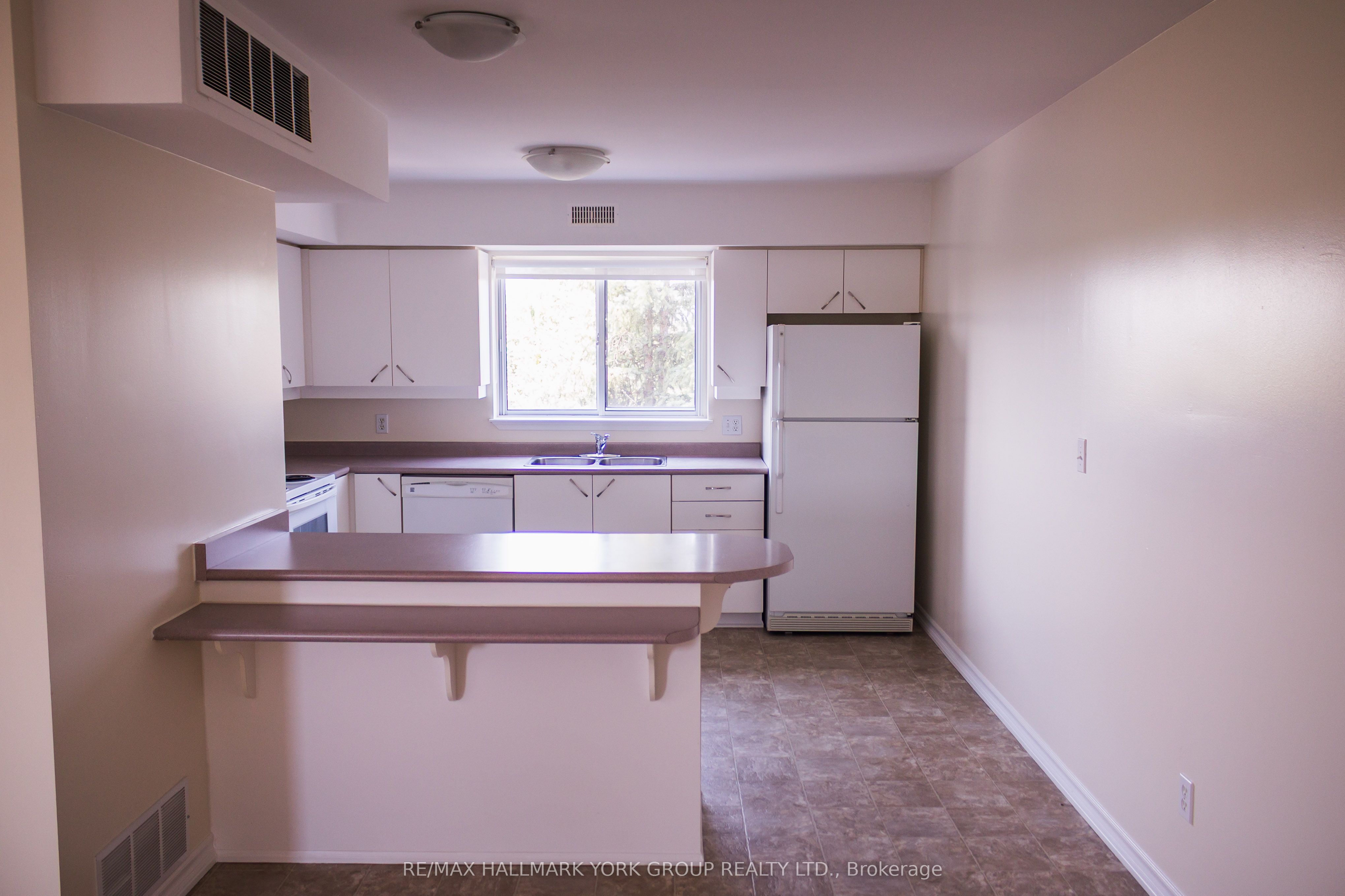 143 Edgehill Drive 401 Property Photo 4