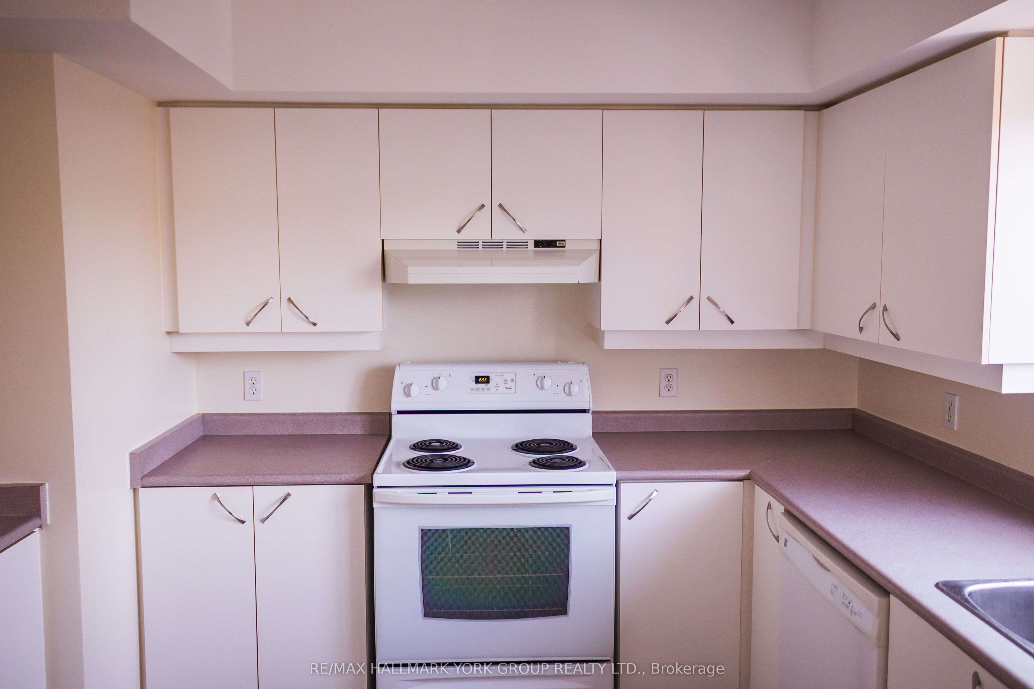 143 Edgehill Drive 401 Property Photo 5