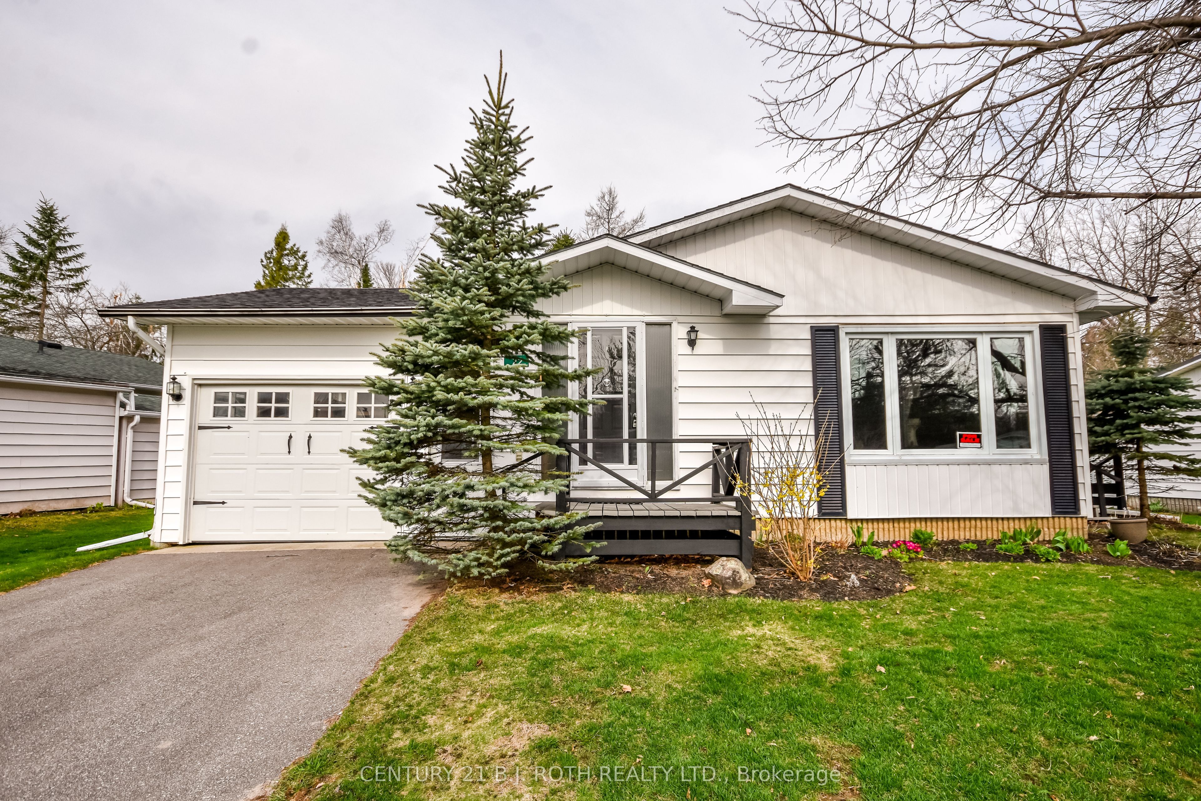 22 TAMARACK Drive Property Photo 1