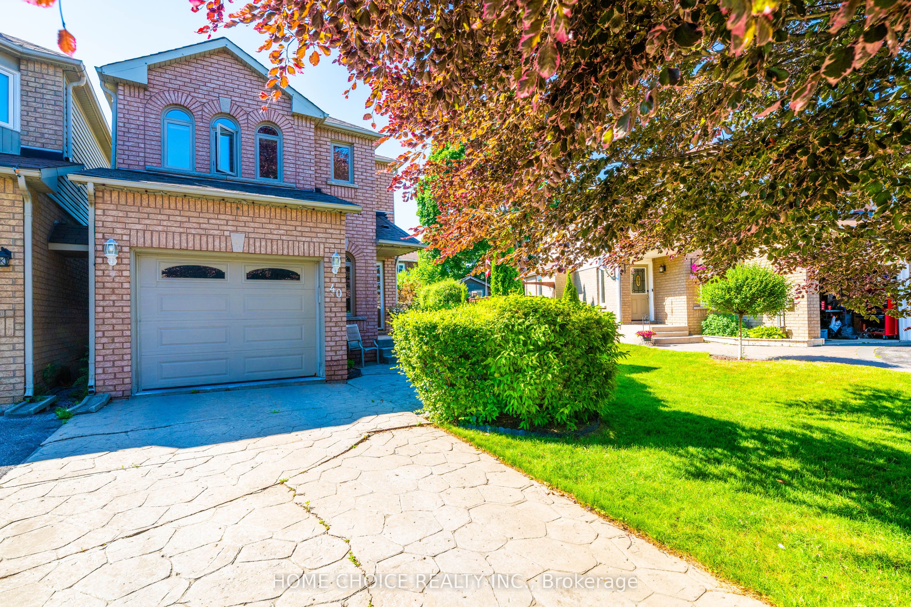 40 Aikens Cres Property Photo 1