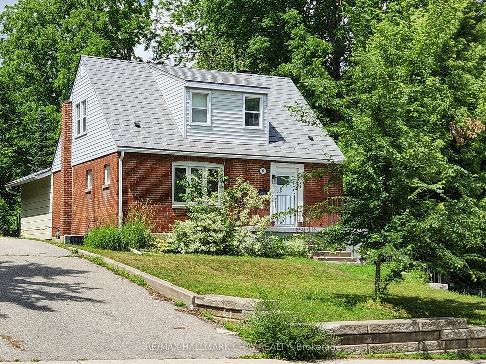 40 Wellington Street E Property Photo 1