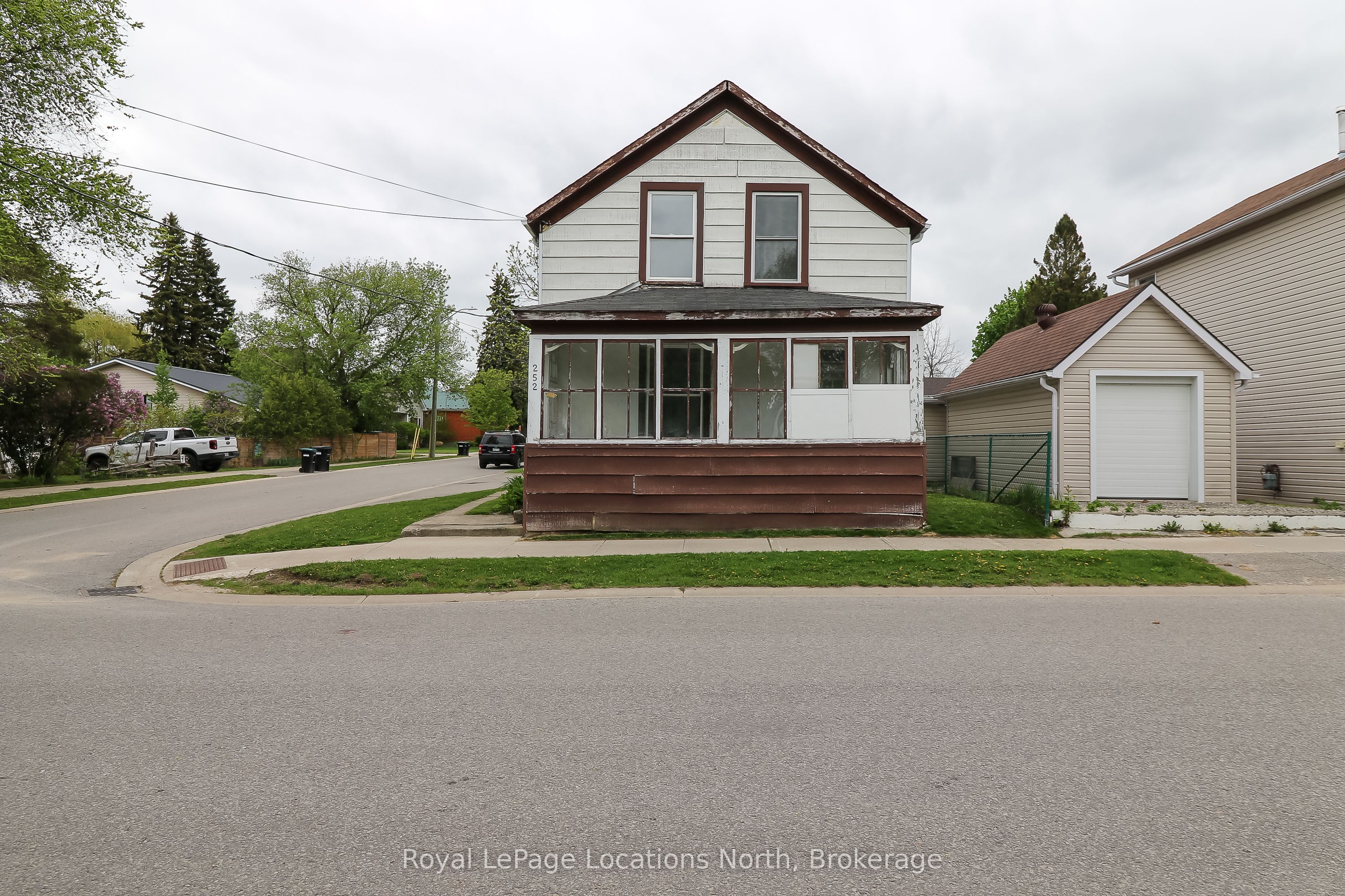 252 Simcoe Street Property Photo 1