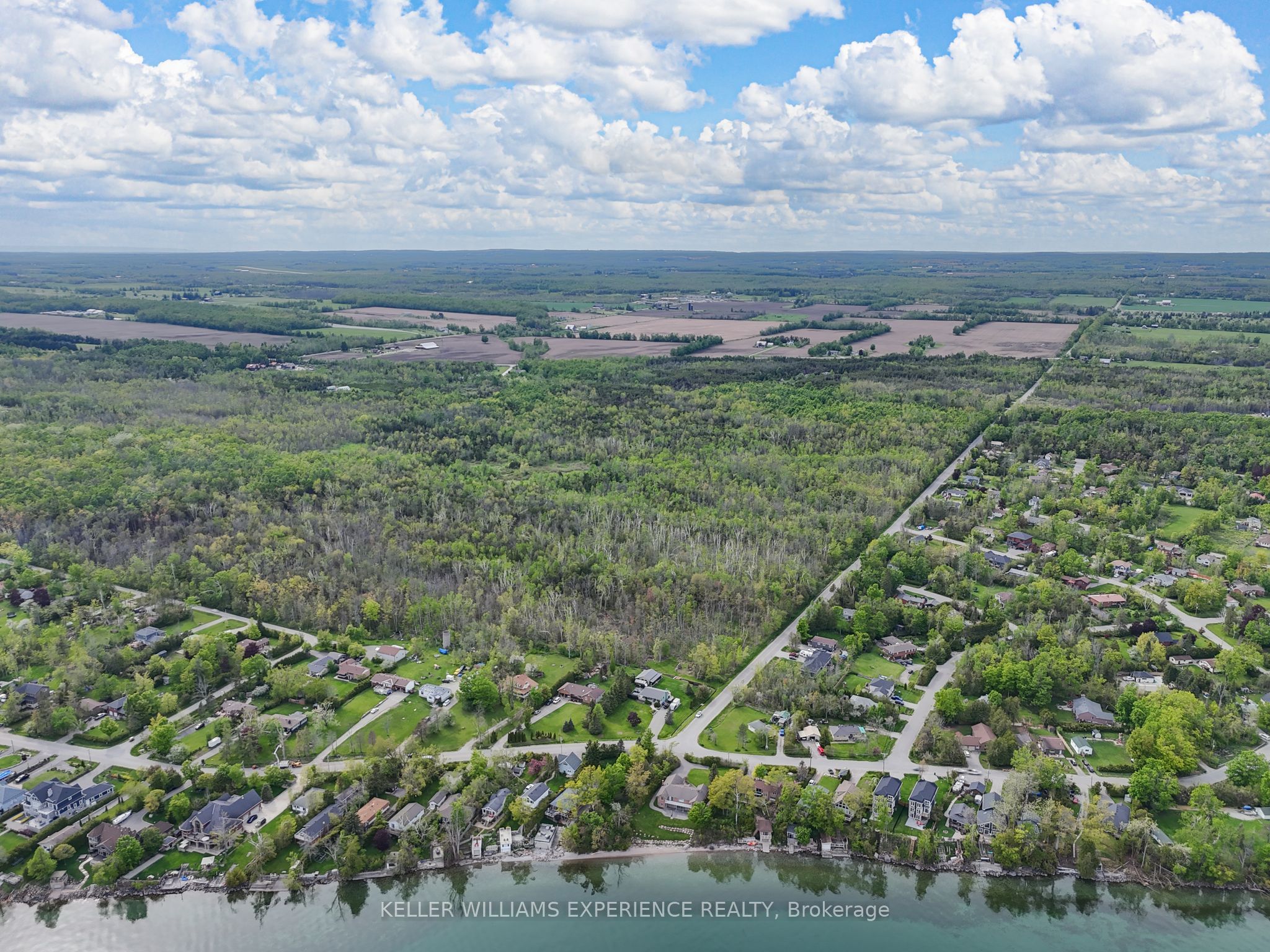 552 Lynn St Property Photo 4