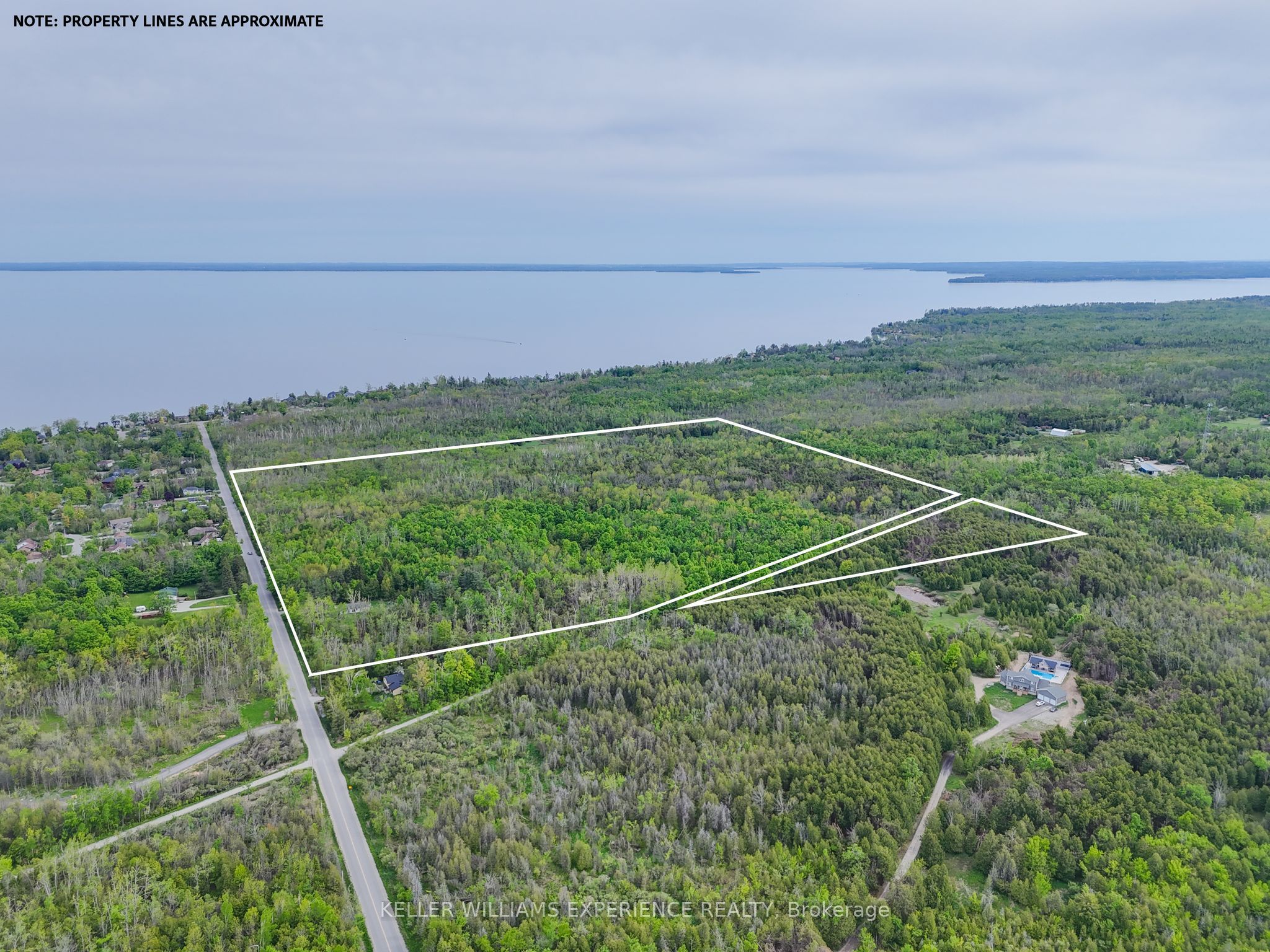 552 Lynn St Property Photo 9