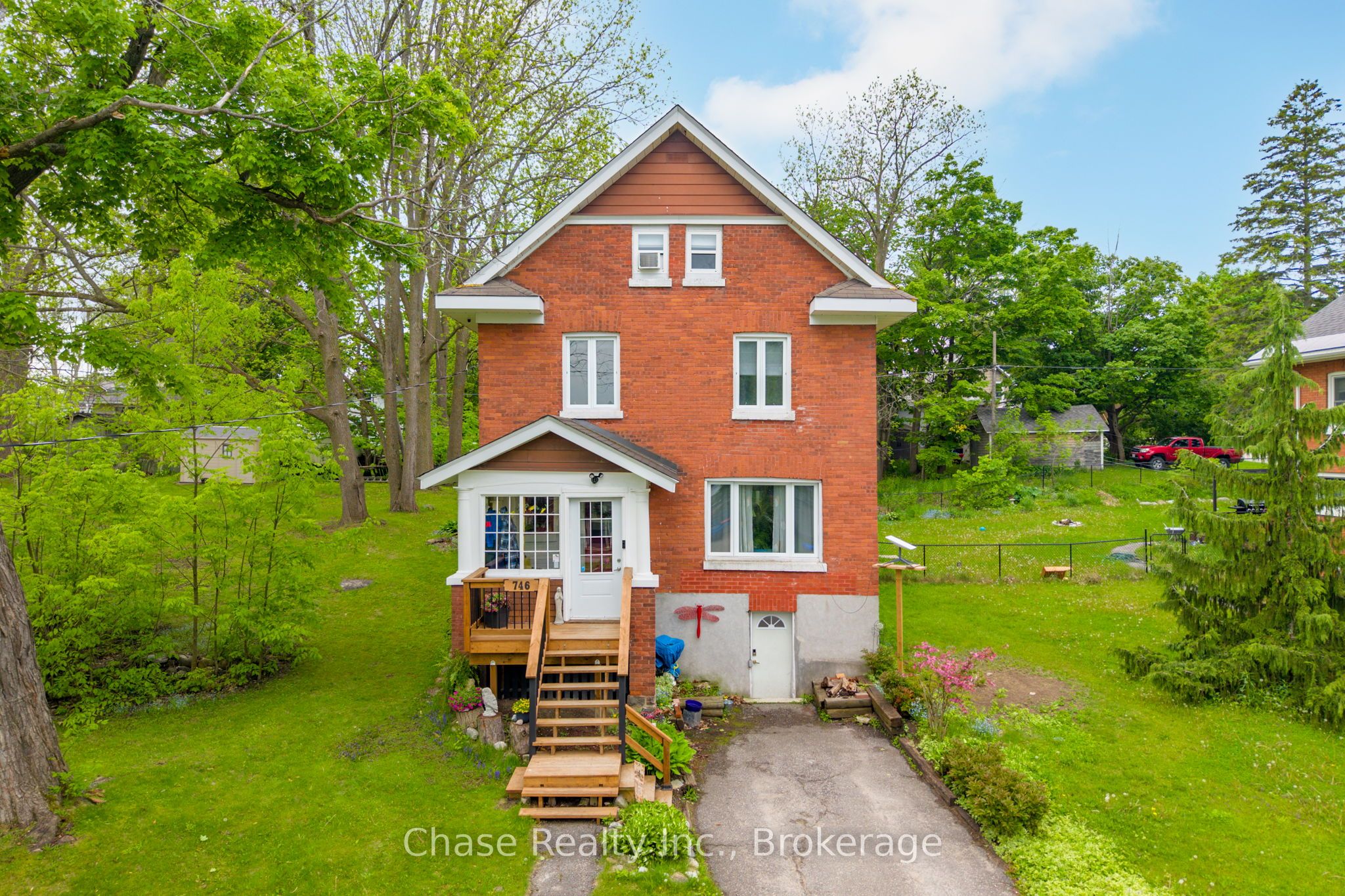 746 6th Ave Property Photo 1