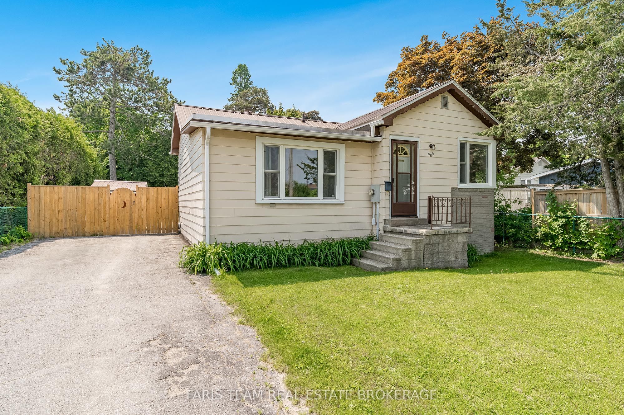 335 John St Property Photo 1
